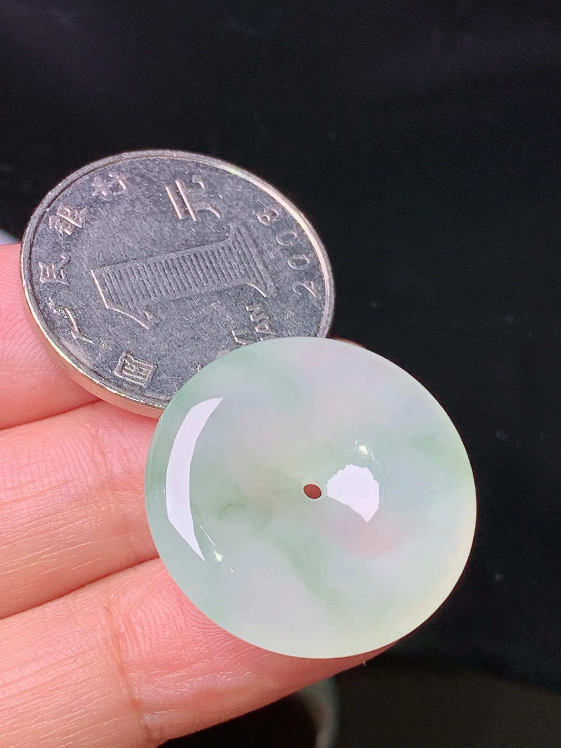 飘绿平安扣吊坠 玉质细腻 色泽清新艳丽 整体尺寸24.5*5.5