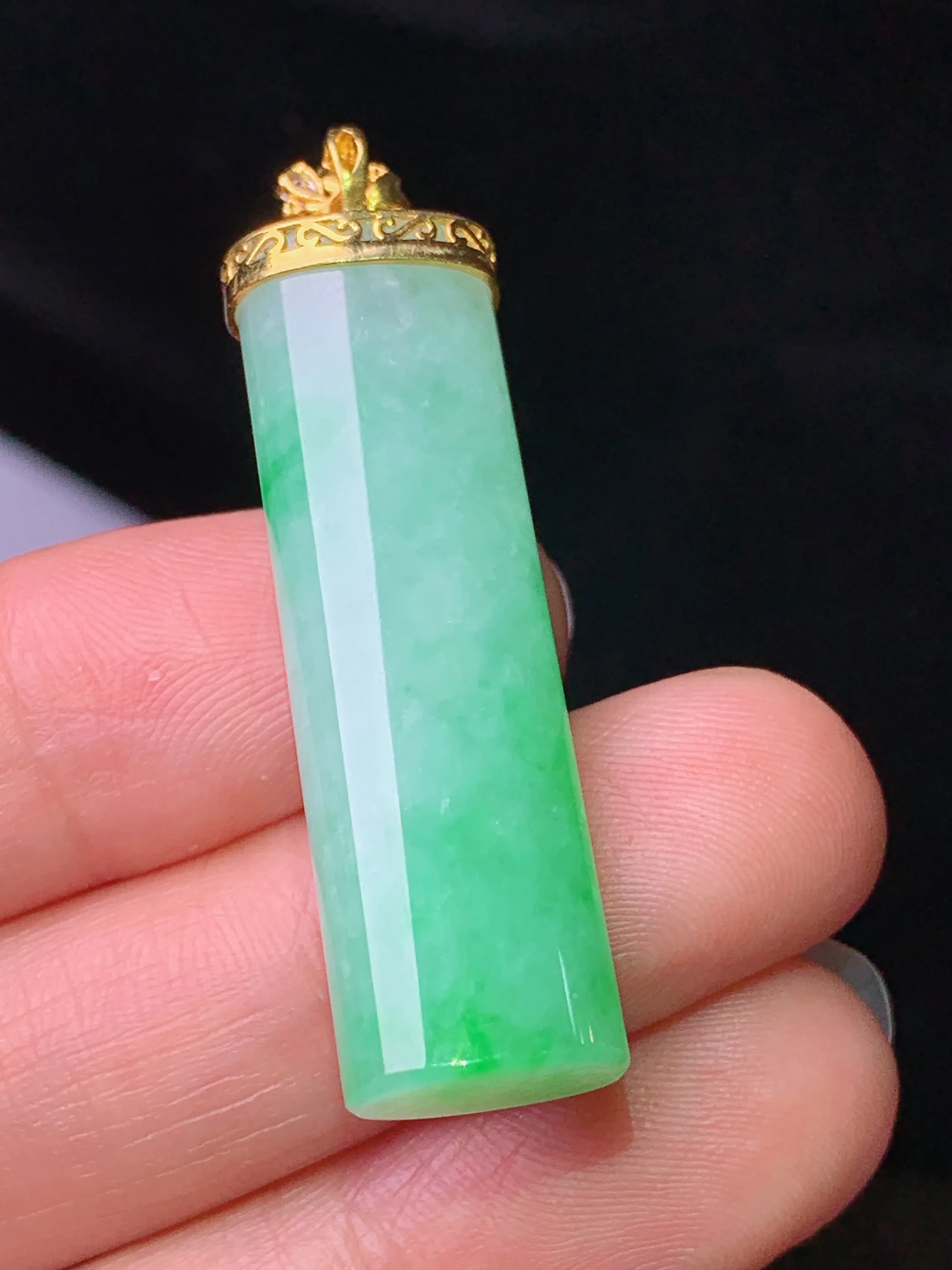 18k金钻镶嵌翠绿玉柱吊坠 玉质细腻 色泽清新艳丽 整体尺寸43.2*11*7.2