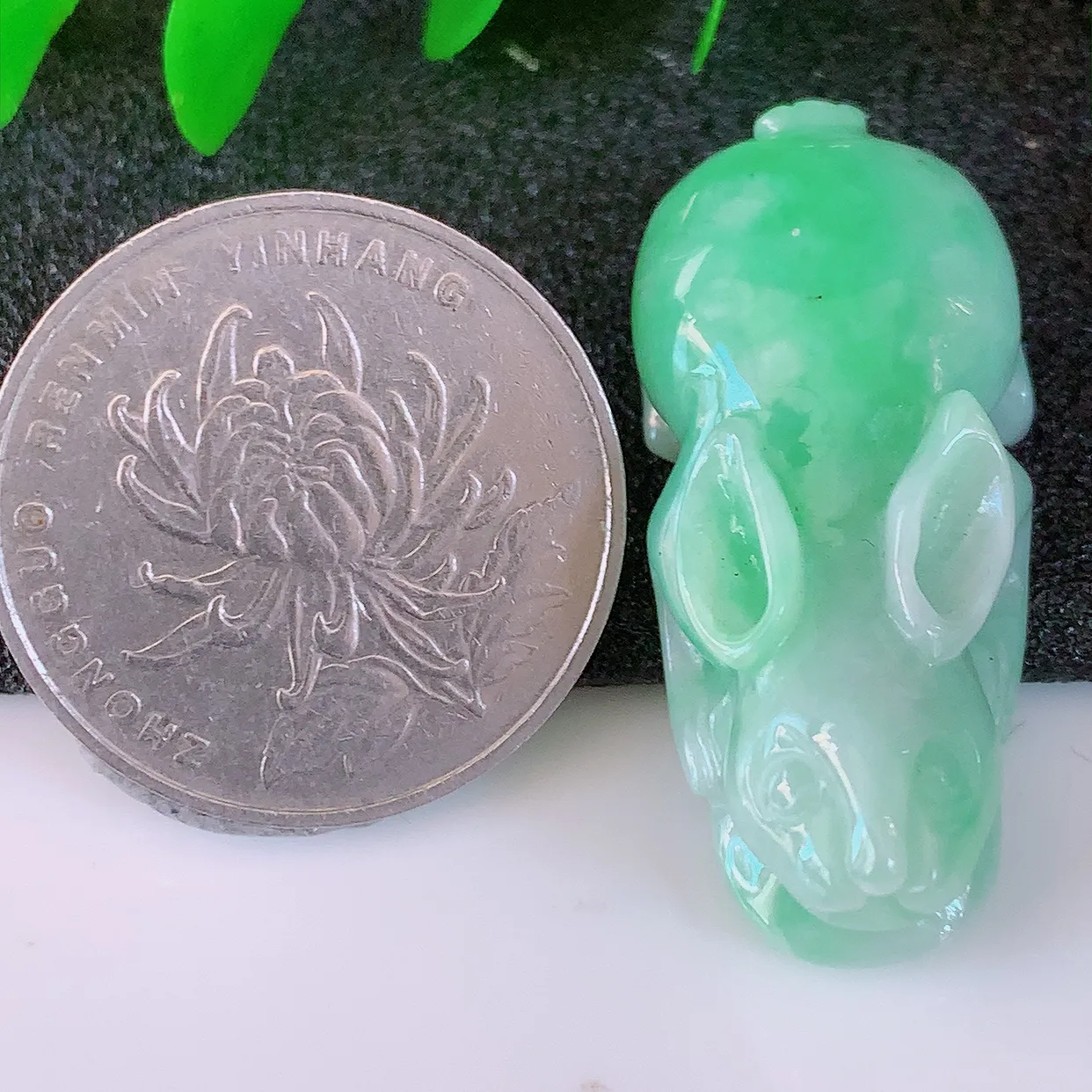 自然光实拍，冰润飘绿翡翠生肖玉兔吊坠，种老水足，雕工精湛 ，寓意美好， 佩戴时尚出众！#87.16