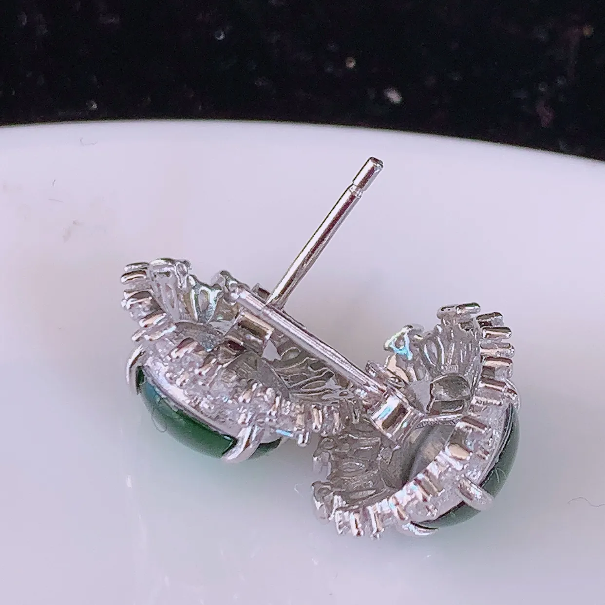 冰透满绿翡翠925银镶嵌耳钉，自然光实拍，翠色灵动，颜色漂亮，种老水足，品相佳， 佩戴佳品！#97.16整体17*13-12.5裸石7.8*6.8