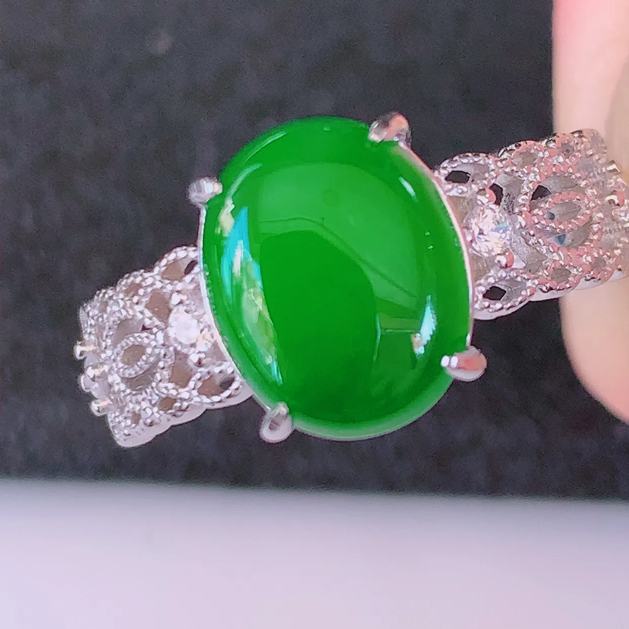 冰透满绿翡翠925银镶嵌戒指，自然光实拍，翠色灵动，颜色漂亮，种老水足，品相佳，佩戴佳品！#97.16（圈口可调大小）整体22.5-17.2-5 裸石10*7.5