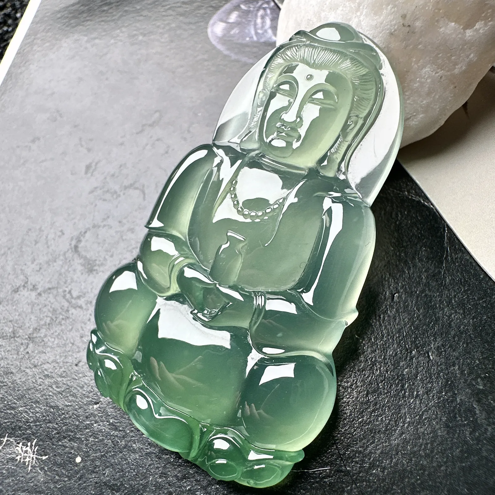 【冰种晴底正装观音】质地细腻，通透度上佳，冰感十足，适合佩戴，收藏品质