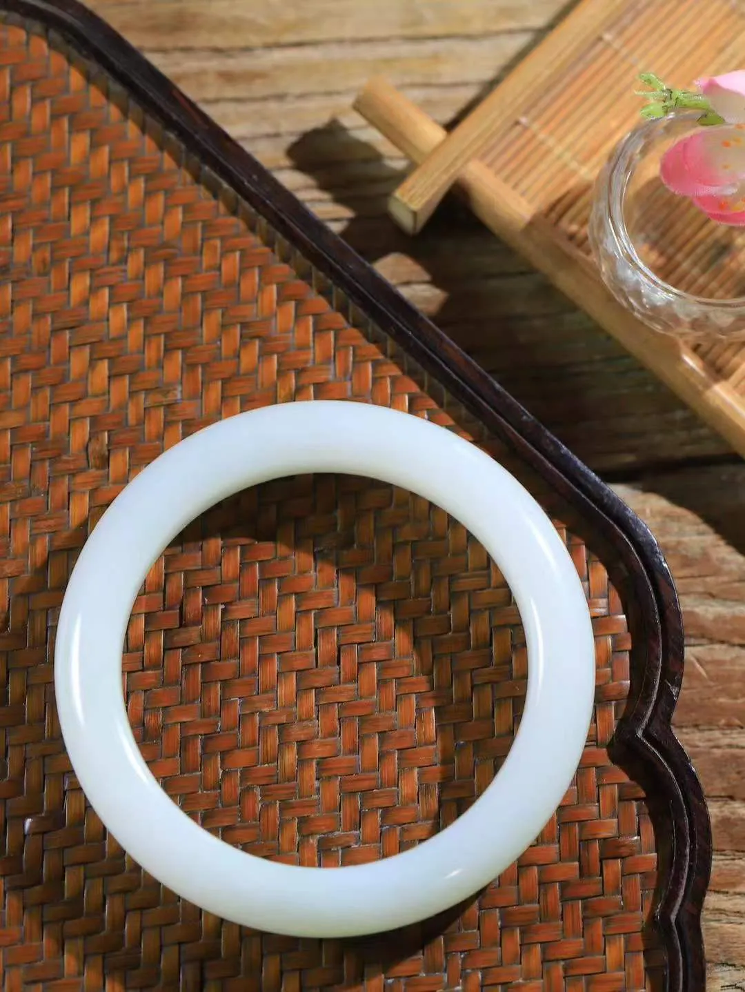 【柔情素语·手镯】

精品和田玉白玉手镯，玉质细腻温润，手感舒适，️线条流畅，简约大气，美自天成，佩戴于腕间，婉约之美，举手投足间透出那份低调奢华，醉人心扉。重79.2克 内径圈口62mm  尺寸13.8-10.2mm   FDA-551241000