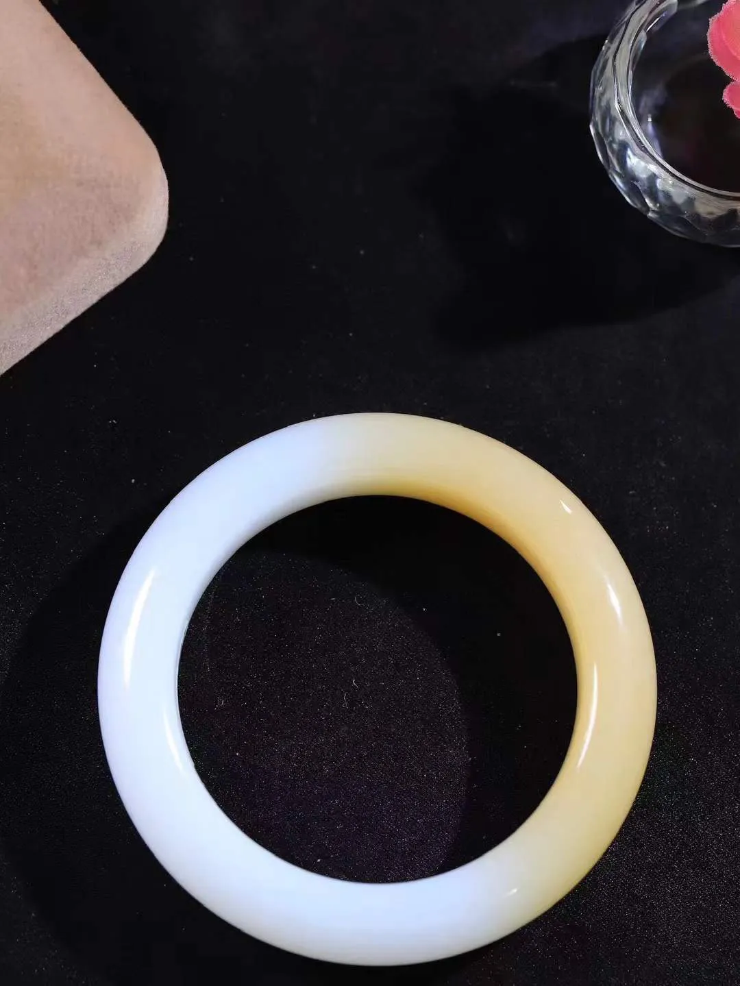 （一见倾心.手镯）

精品和田玉糖白玉手镯，玉质温润细腻 油性十足 手感舒适，高华雅逸，线条流畅，简约大气，美自天成，素雅高贵。佩戴于腕间，婉约之美，举手投足间透出那低调奢华。重75.3克  尺寸53-15-10.6mm  561251936A