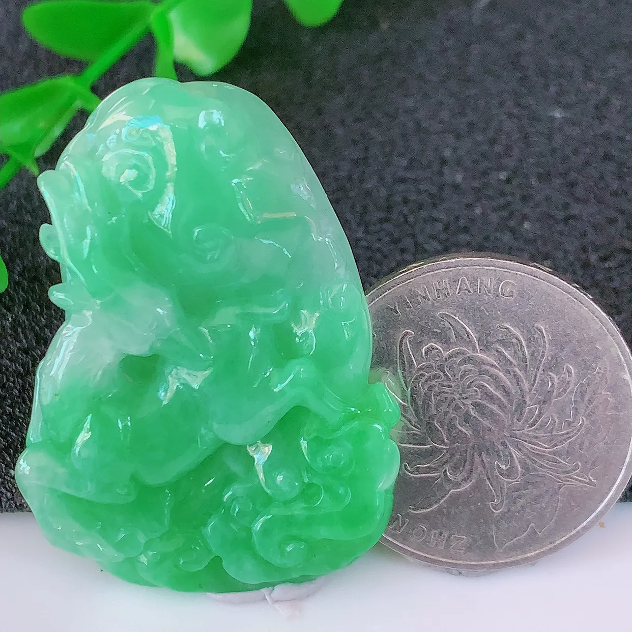 自然光实拍，满绿翡翠梅花鹿吊坠，鹿与神灵般的梅花鹿相结合，有一路高升，吉祥寓意。爱物珍贵，雕工足够雅致脱俗，极具动态美。 佩戴效果优雅迷人！#57.16