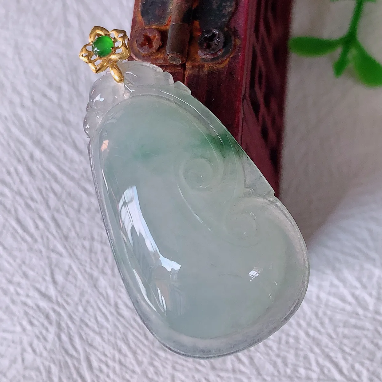 18K金镶嵌冰种飘花翡翠如意吊坠，简单的镶嵌设计、让玉坠百搭又精致，寓意着吉祥，事事如意！#12.18