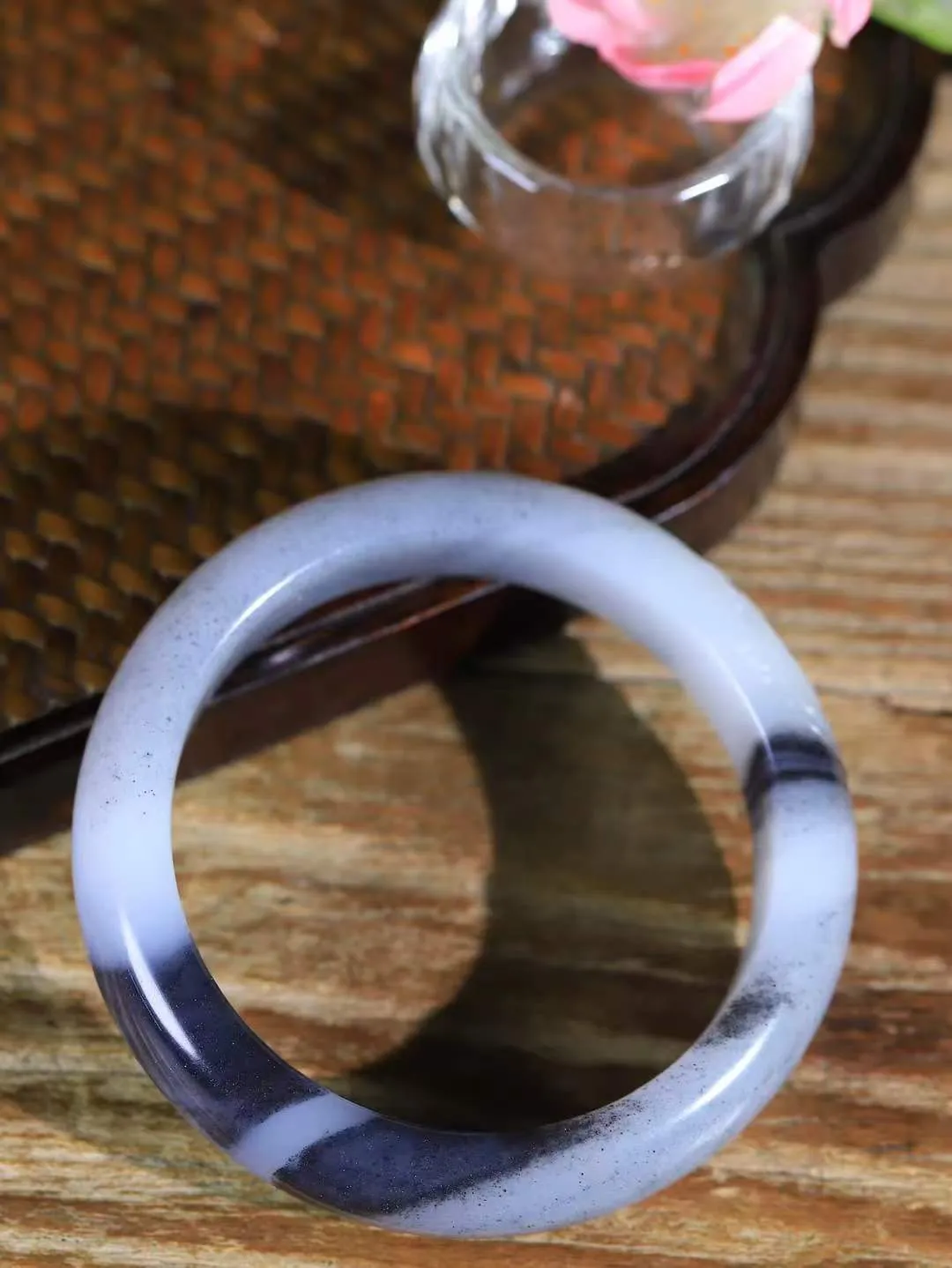 （蕙质兰心.手镯）

收藏传家级臻品新疆和田青花籽料兰花手镯 质地莹润细腻 色泽油润 干净水灵～兰花，不以惊艳娆人，不以花香诱人，只以朴实的姿态，在平淡中给生活添加了无数的温馨
重66克   尺寸56-15.2-9.1mm    fDA-361232084