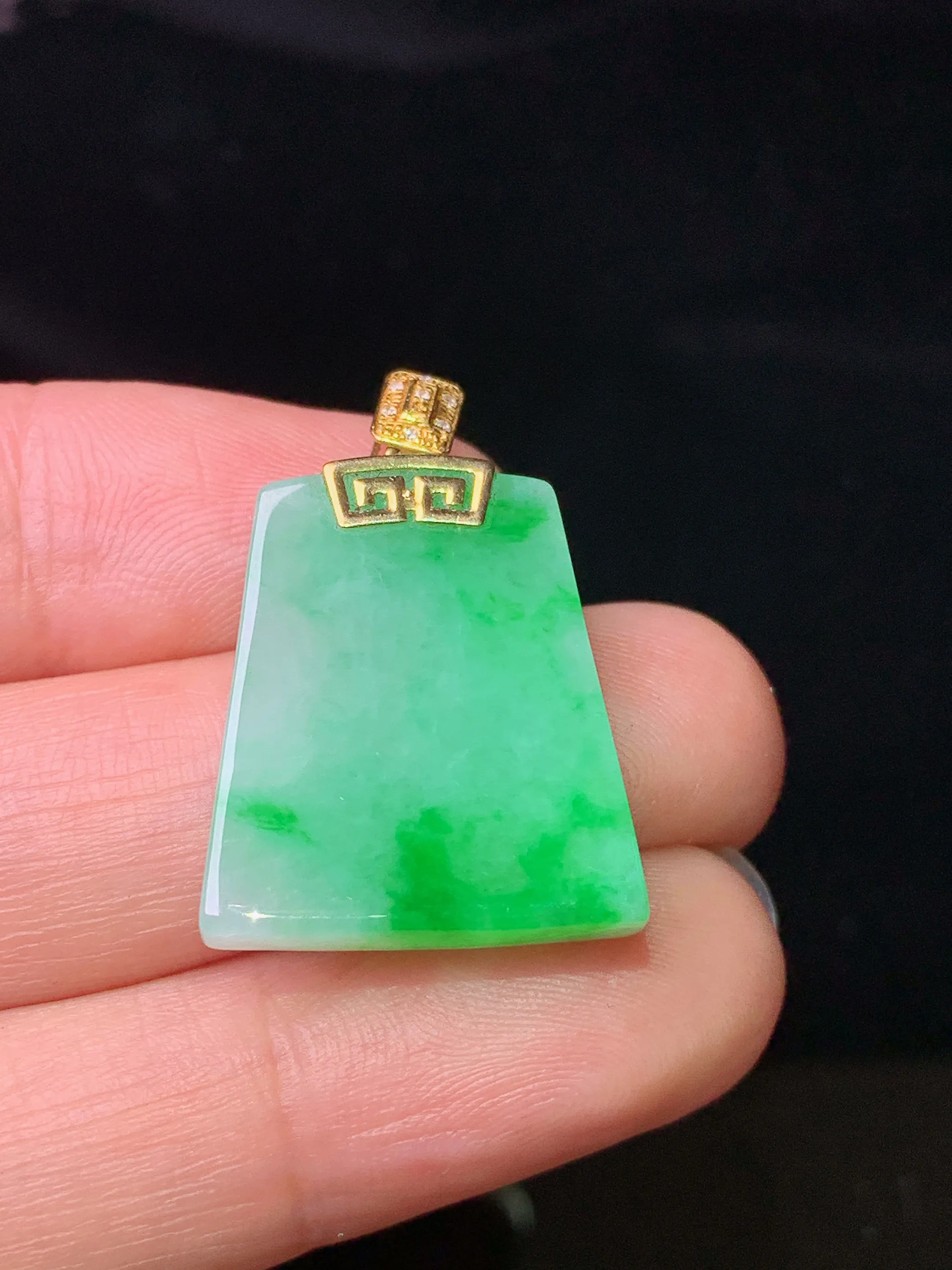 18k金钻镶嵌翠绿无事牌吊坠 玉质细腻 色泽清新艳丽 整体尺寸27.6*18.5*4.2