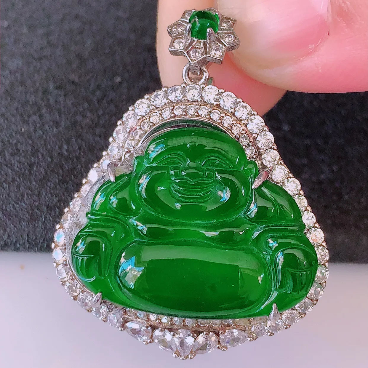 冰透满绿翡翠925银镶嵌佛公吊坠，自然光实拍，翠色灵动，颜色漂亮，种老水足，品相佳，佩戴佳品！#97