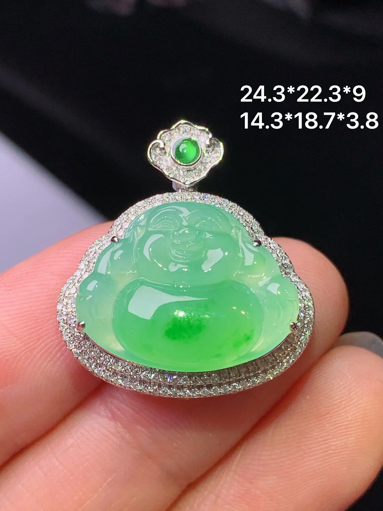 18k金钻镶嵌翠绿佛公吊坠 玉质细腻 色泽清新艳丽 整体尺寸24.3*22.3*9