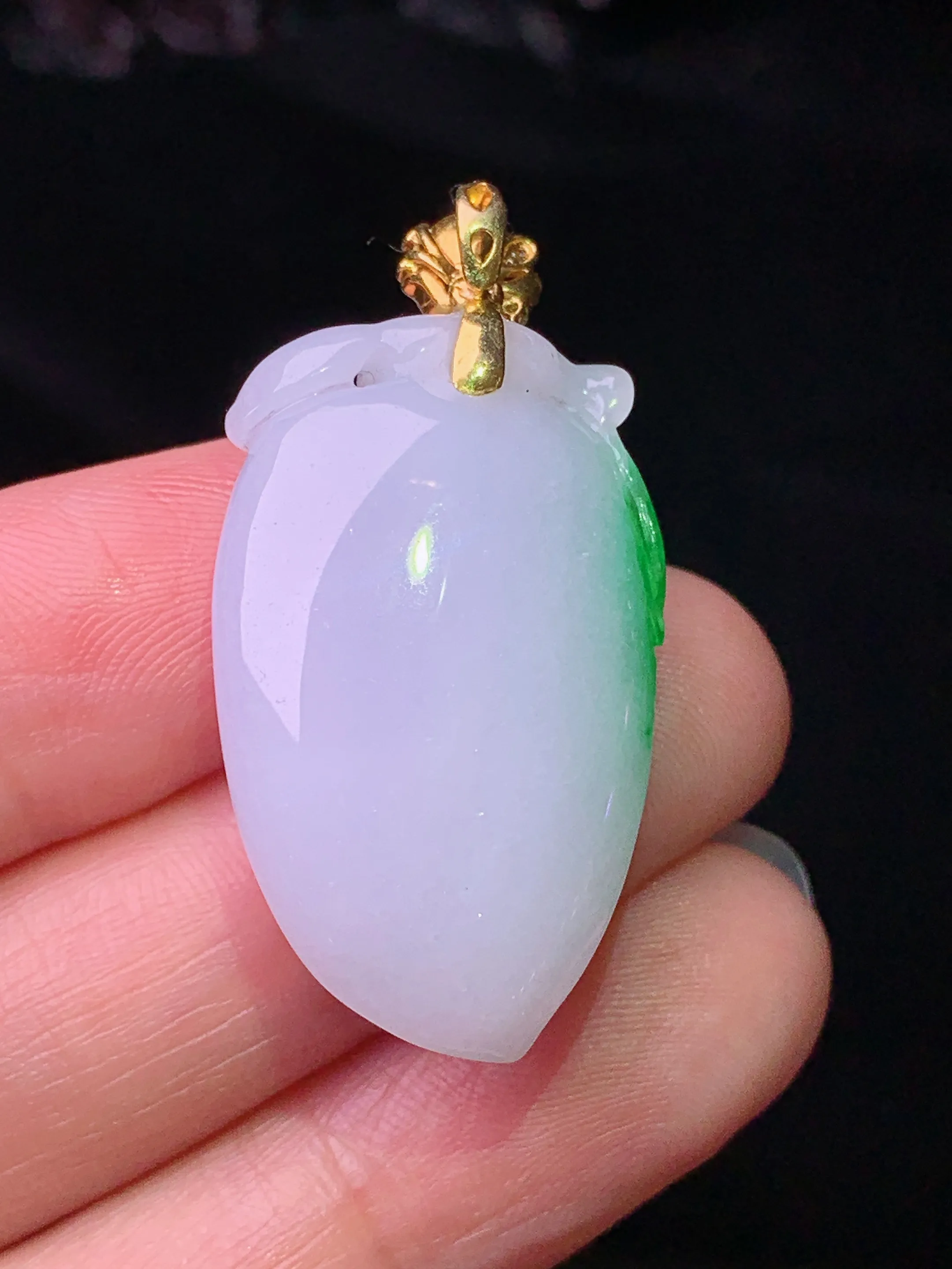 18k金钻镶嵌飘绿寿桃吊坠 玉质细腻 色泽清新艳丽 整体尺寸35.8*18.2*10.8