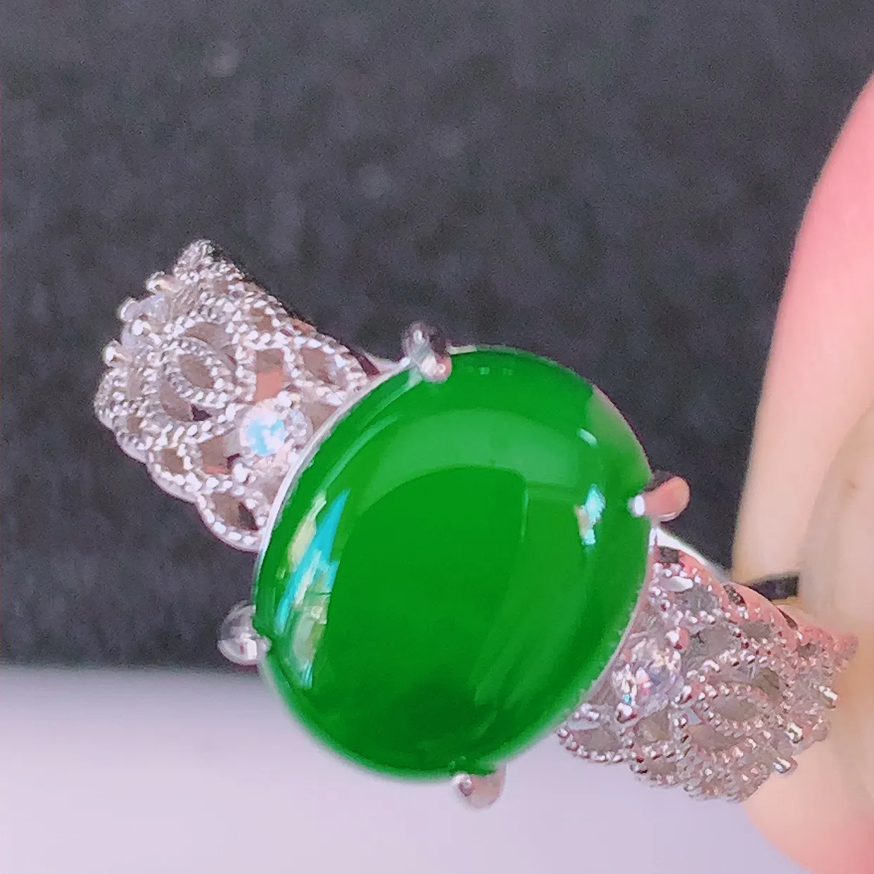 冰透满绿翡翠925银镶嵌戒指，自然光实拍，翠色灵动，颜色漂亮，种老水足，品相佳，佩戴佳品！#97.16（圈口可调大小）整体22.5-17.2-5 裸石10*7.5