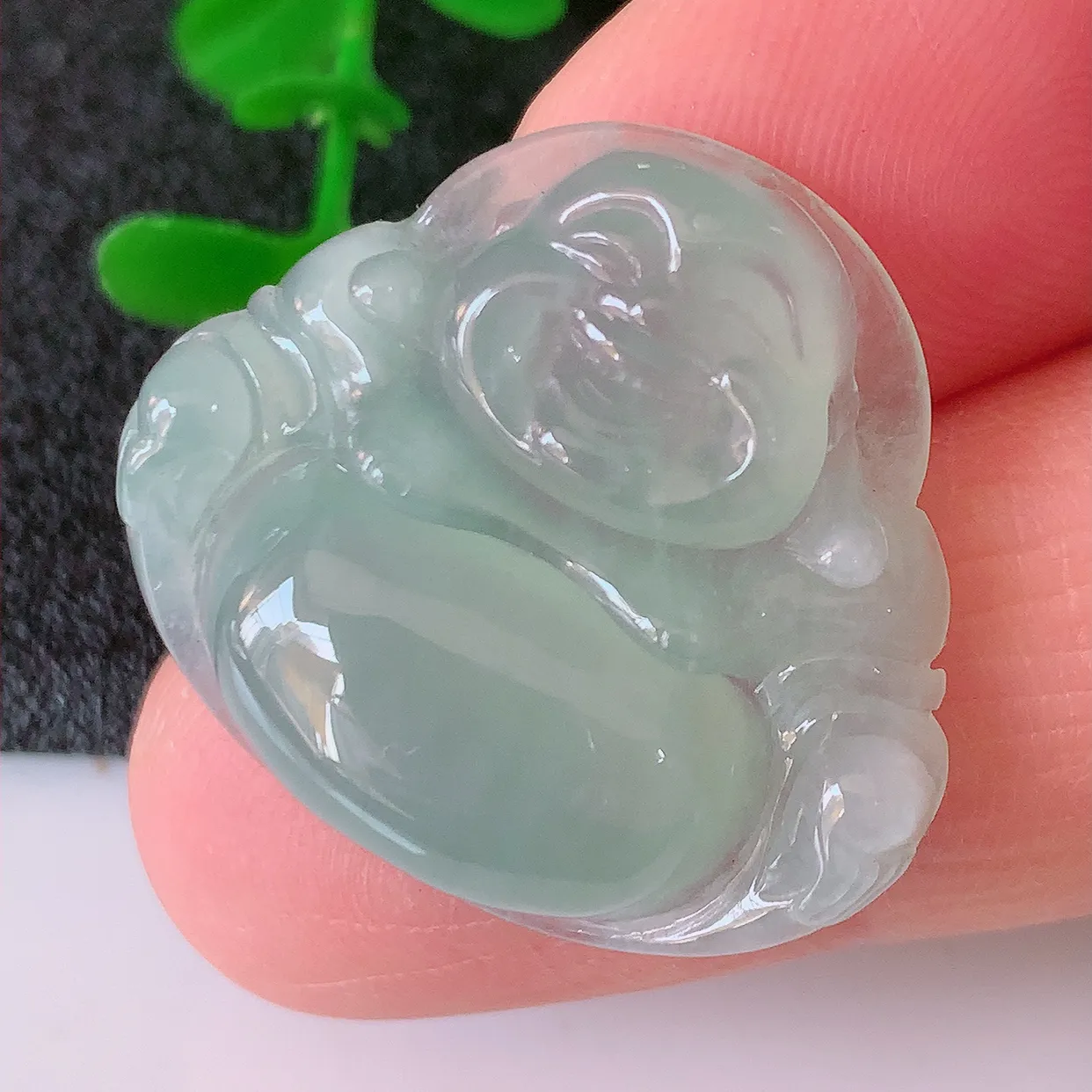 自然光实拍，冰种翡翠佛公吊坠，饱满， 佛公亦保平安，寓意有福（佛公）相伴，品相佳，配戴优雅迷人！#57.18