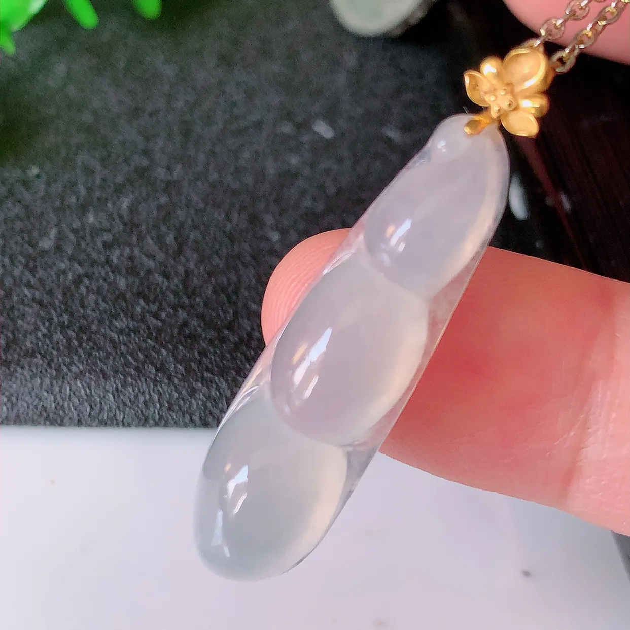 18K金镶嵌冰种翡翠四季豆吊坠，平安豆福豆玉坠，冰润通透，豆粒饱满，寓意：豆蔻年华！#41.18整体36.5裸石30.8*9*7