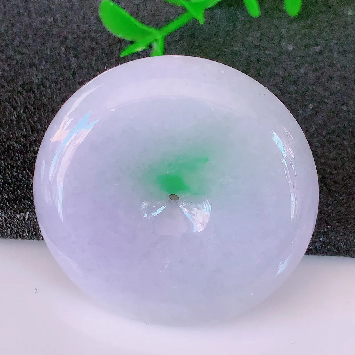 自然光实拍，冰润飘绿翡翠平安扣吊坠，平安是福；很美的料子， 平安扣佩戴优雅迷人！#57.16