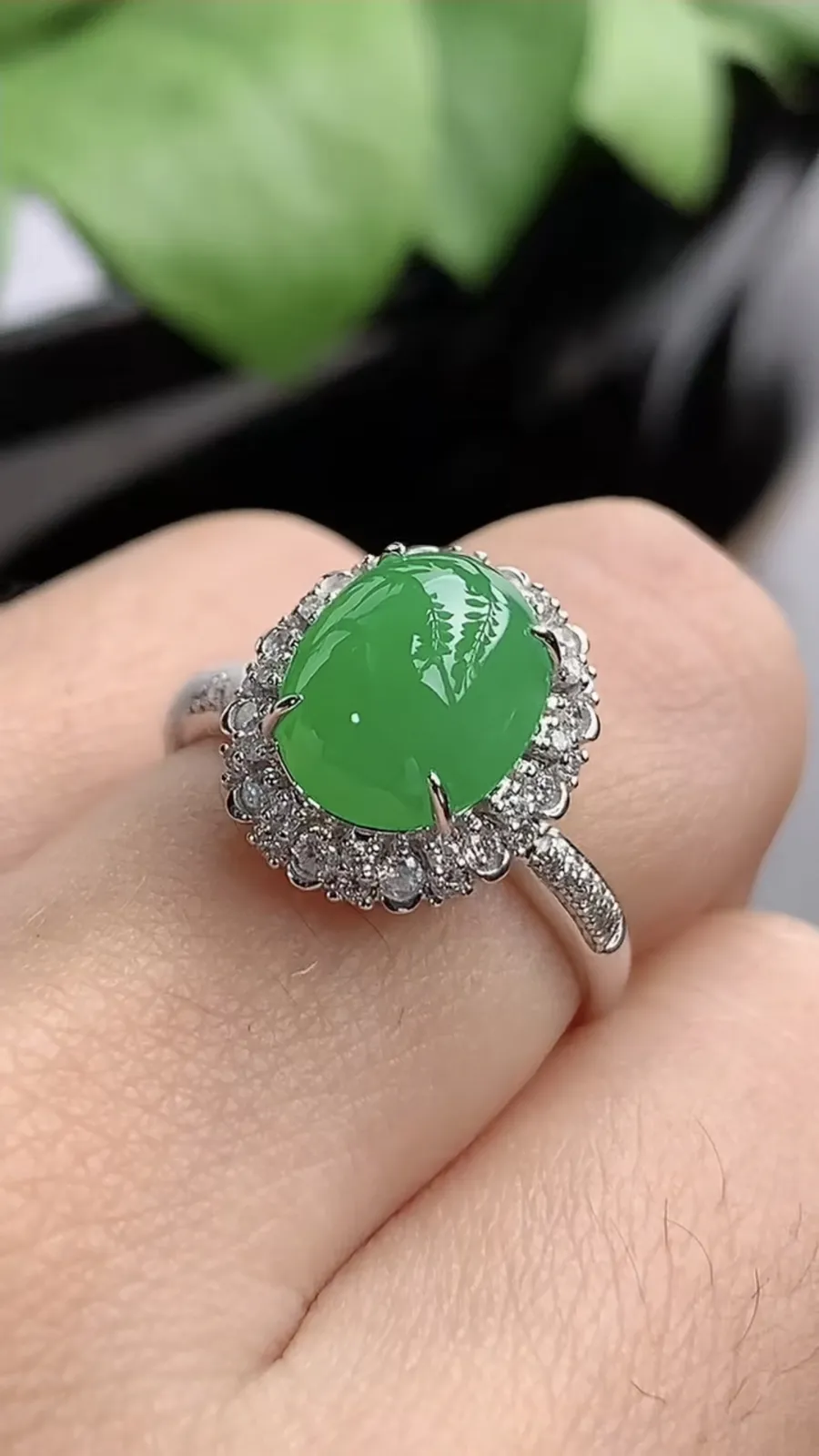a货翡翠冰种18K金伴钻镶嵌阳绿蛋面戒指 圈口17.3裸石尺寸10.2×8mm 重量3.50g 1216