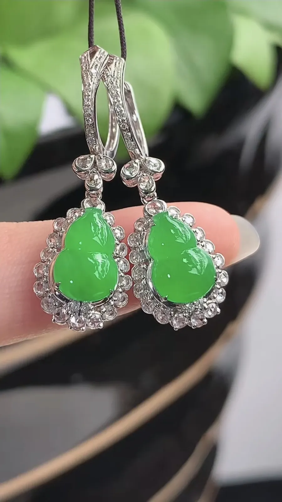 a货翡翠冰种18K金伴钻镶嵌阳绿葫芦耳坠 尺寸9.5×6.3×6.6裸石9.7×6.4mm 重量4.06g 1216