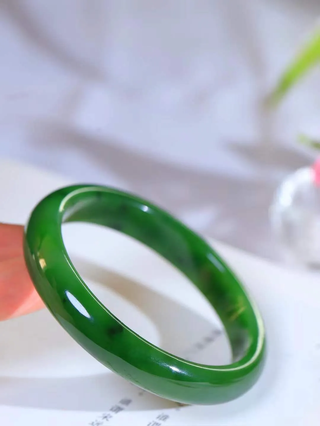 【温润如心.镯】

精品和田玉碧玉手镯，精选上等碧玉料，色泽清透，质地细腻。佩戴它，感受千年玉文化的温润与优雅，愿它为您带来平安与幸福。重48.7克  尺寸60-12-7.6mm  101201911A