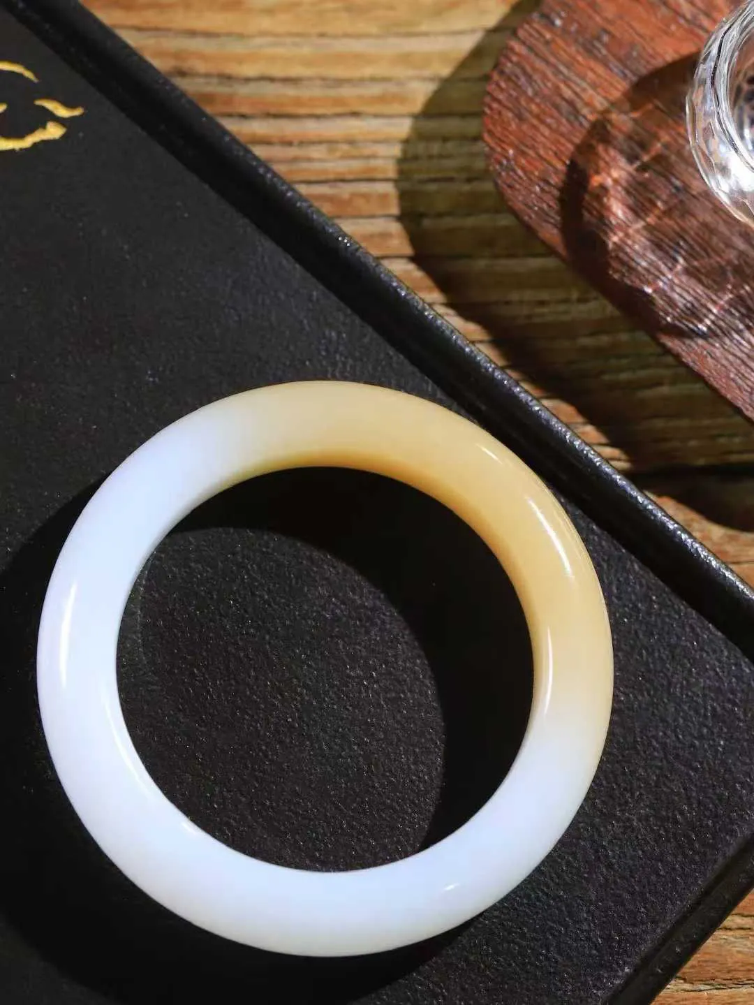 （柔情似水.手镯）

精品和田玉糖白玉手镯，玉质温润细腻，镯型饱满圆润，优雅知性，姽婳于幽静兮，又婆娑乎人间，经典款型，古朴典雅。极具灵性，腕间风情，风姿卓越。 重85克    内径57.5mm 尺寸15-10.6mm   781251944A