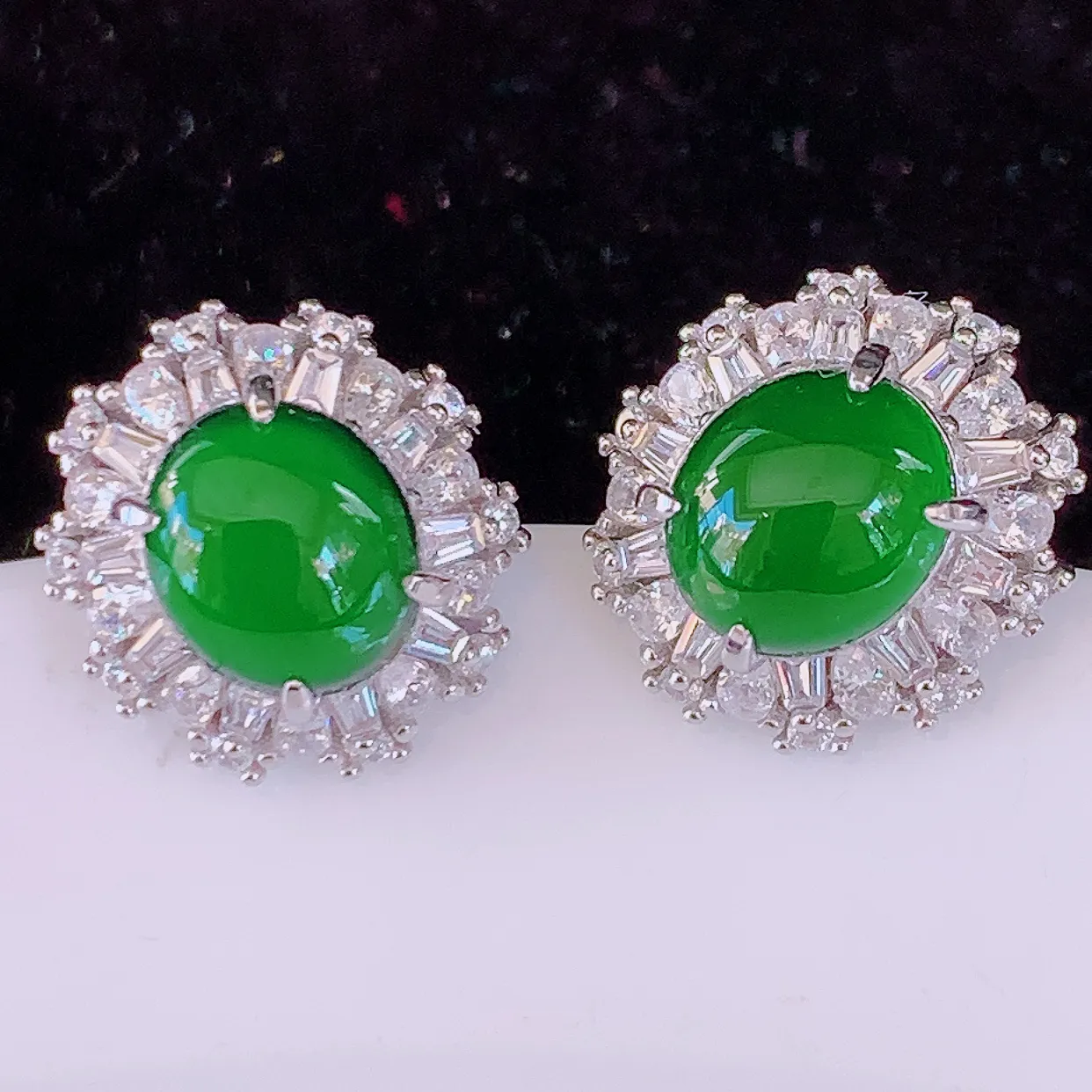 冰透满绿翡翠925银镶嵌耳钉，自然光实拍，翠色灵动，颜色漂亮，种老水足，品相佳， 佩戴佳品！#97.16整体17*13-12.5裸石7.8*6.8