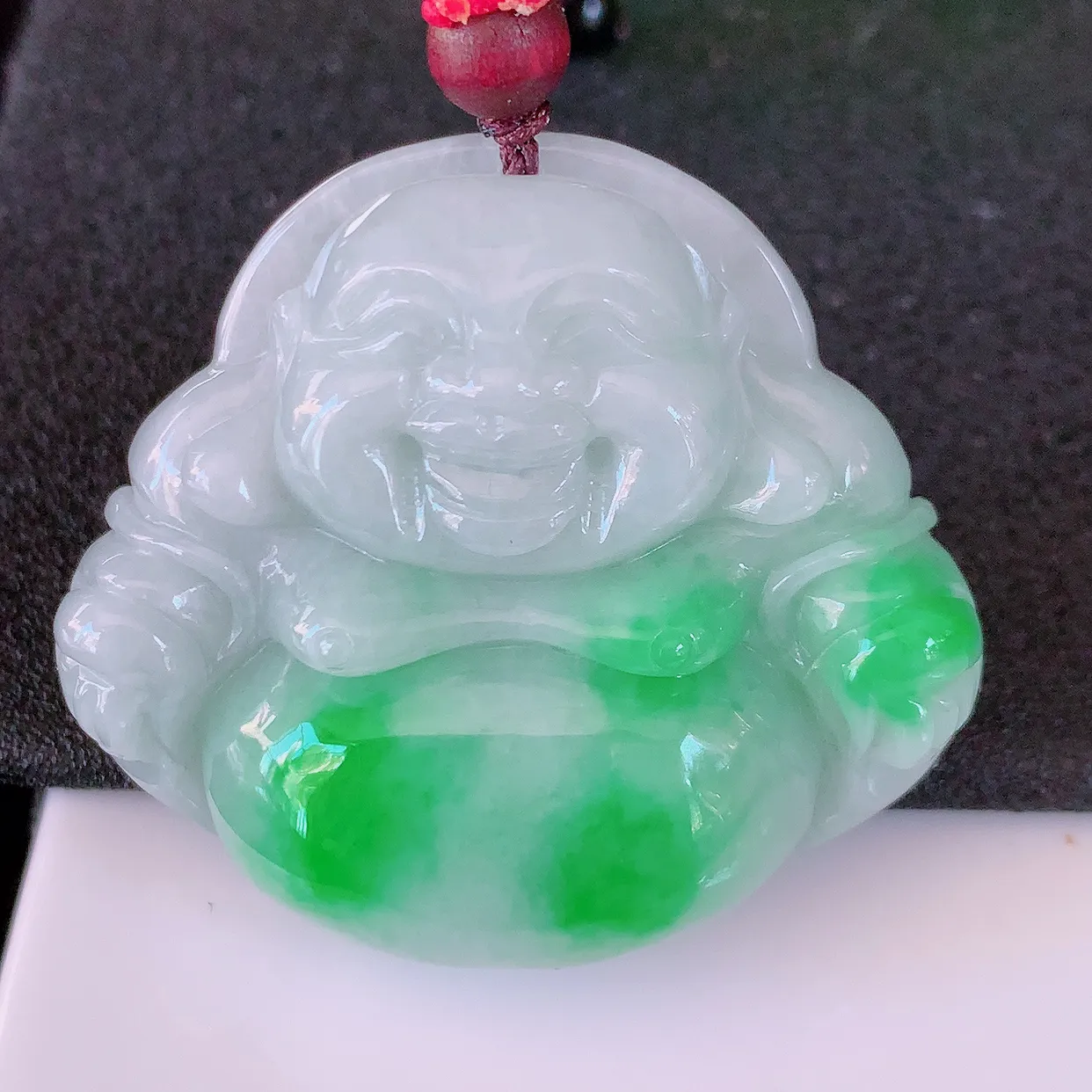 自然光实拍，大件厚装冰润飘阳绿翡翠佛公吊坠，开心笑佛，种老水足，颜色漂亮，立体饱满圆润， 佩戴效果赞#46.16