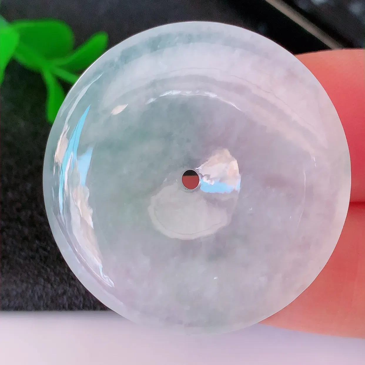 自然光实拍，冰种翡翠平安扣吊坠，平安是福；冰透，很美的料子， 平安扣佩戴优雅迷人！#57.16