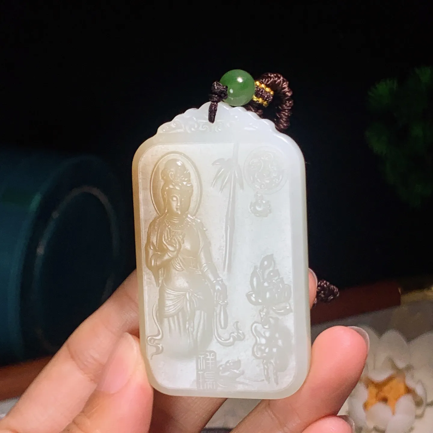 和田玉糖料站观音牌子挂件。尺寸65/38/8重50.5克。玉质细腻油润。手推出油。品相大气。lt251220