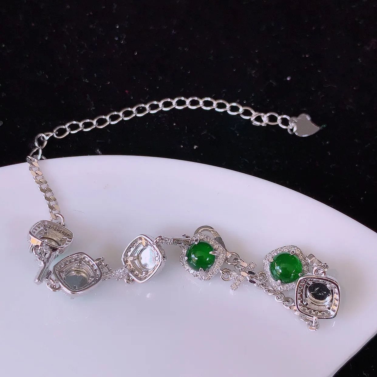 冰透满绿翡翠925银镶嵌手链，自然光实拍，翠色灵动，颜色漂亮，种老水足，品相佳，佩戴佳品！#97.18取一7.2*7.2-5整体4.6*4.6