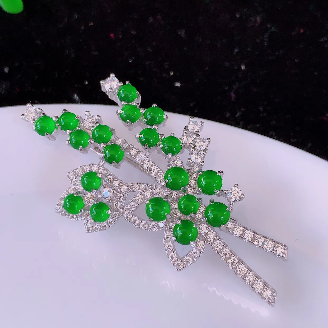 冰透满绿翡翠925银镶嵌胸针，自然光实拍，翠色灵动，颜色漂亮，种老水足，品相佳， 佩戴佳品！#97.16整体45.8*23*9裸石3*3