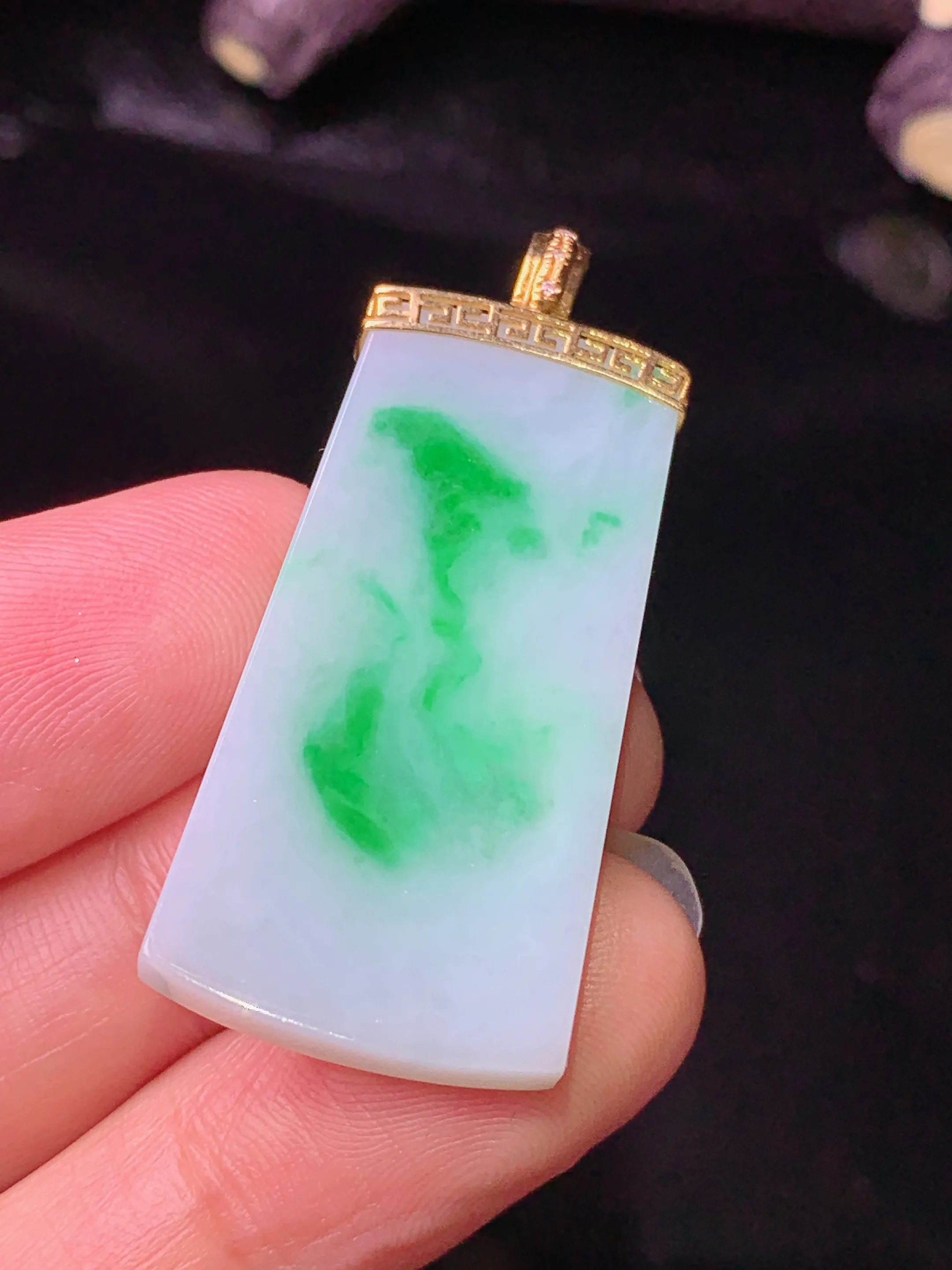 18k金镶嵌飘绿无事牌吊坠 玉质细腻 色泽清新艳丽 整体尺寸40.8*17.6*3.8