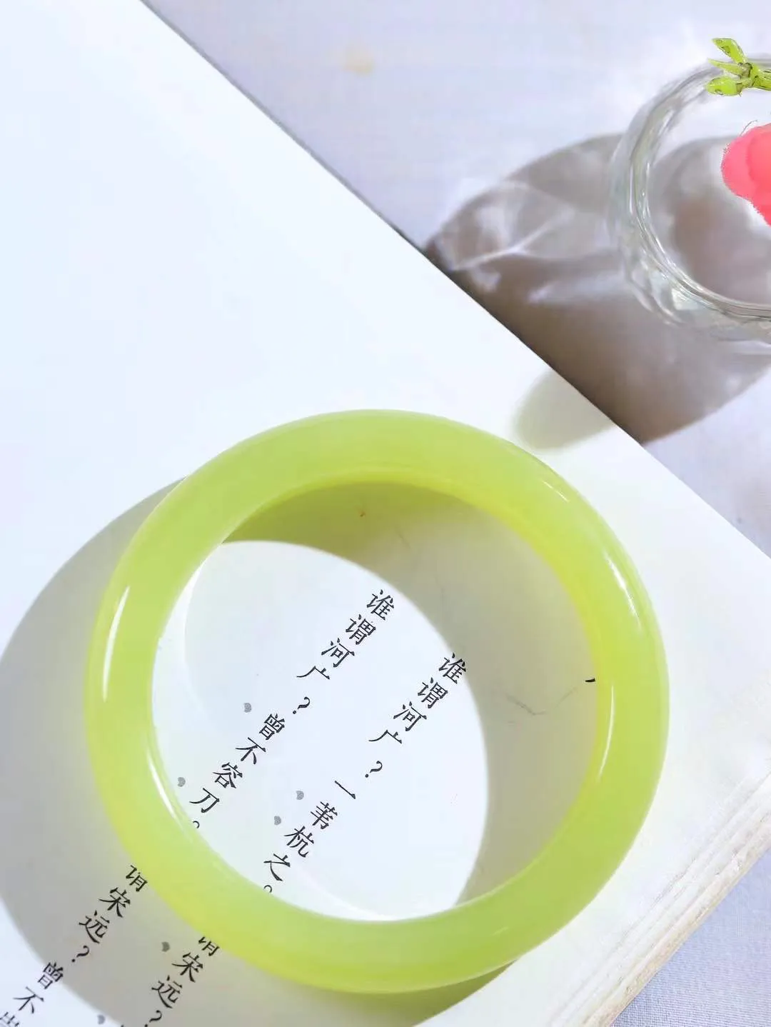 【诗情画意.手镯】

精品和田玉黄口手镯   细腻油脂,手感润滑。意韵飘渺，温雅细腻，工艺精湛，️氤氲诗意的美跃然于手腕之间，给人以出尘的风雅，优美脱俗，气质非凡。重49.6克 内径55.5mm尺寸11.3-9mm  221201900A