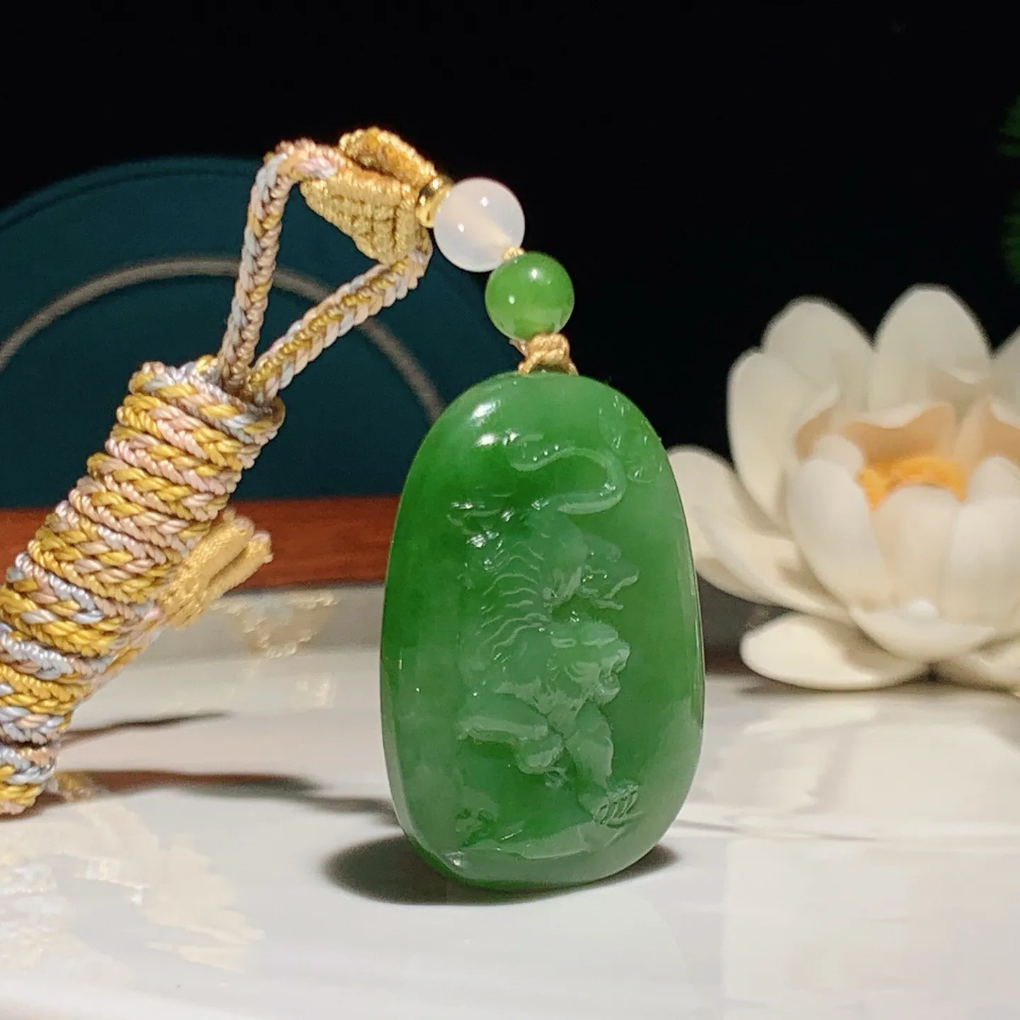 和田玉阳绿俄罗斯碧玉虎虎生威下山虎挂件。尺寸35/26/8重17克。玉质细腻油润。手推出油。佩戴高端