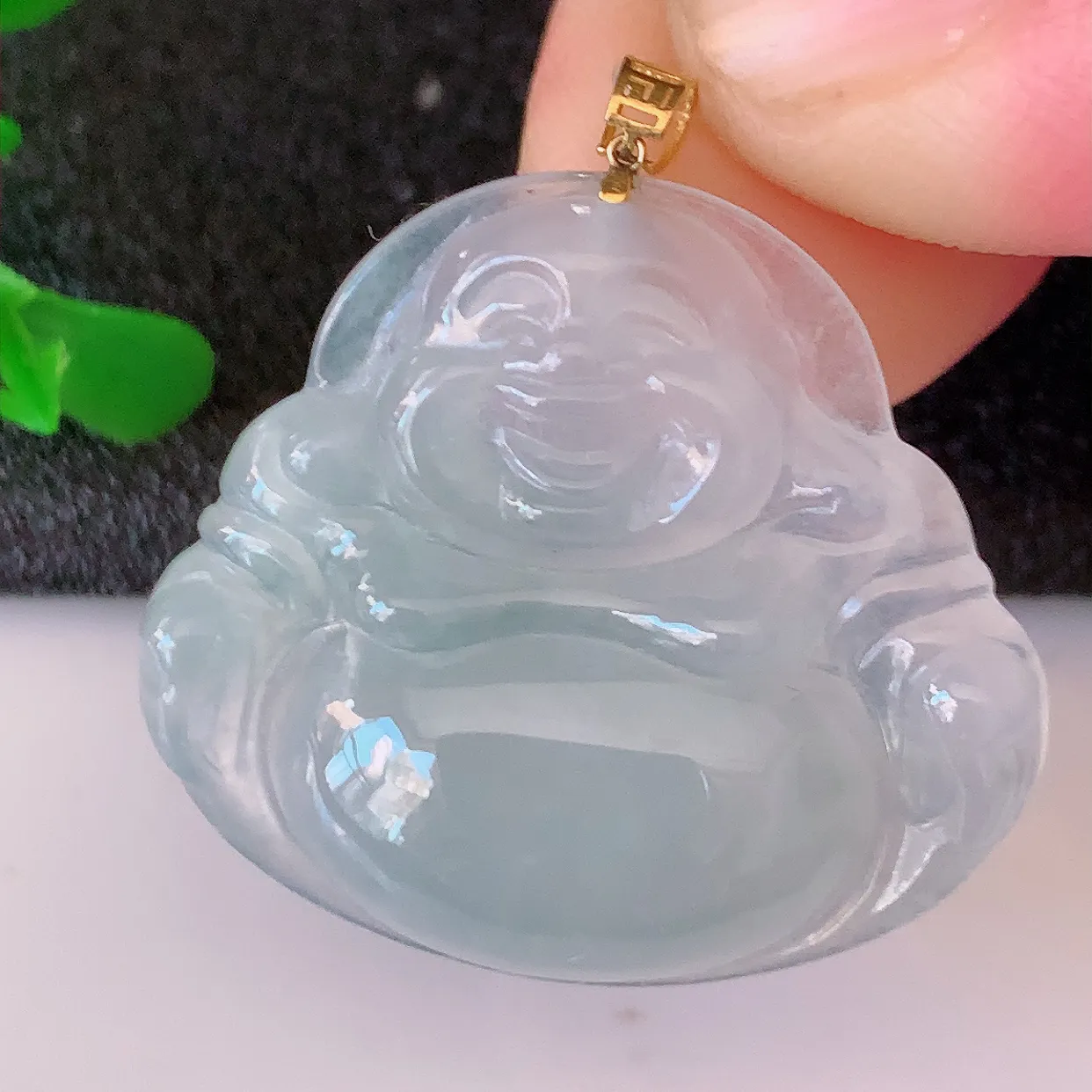 18k金镶嵌冰种翡翠佛公吊坠，款式新颖，佩戴效果时尚出众，尽显气质，水润精细， 美感十足。#49.16