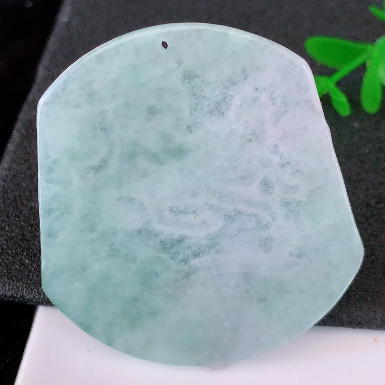 自然光实拍，冰种飘花翡翠生肖马牌吊坠，种老水足，雕工精湛 ，寓意美好， 佩戴时尚出众！#57.16