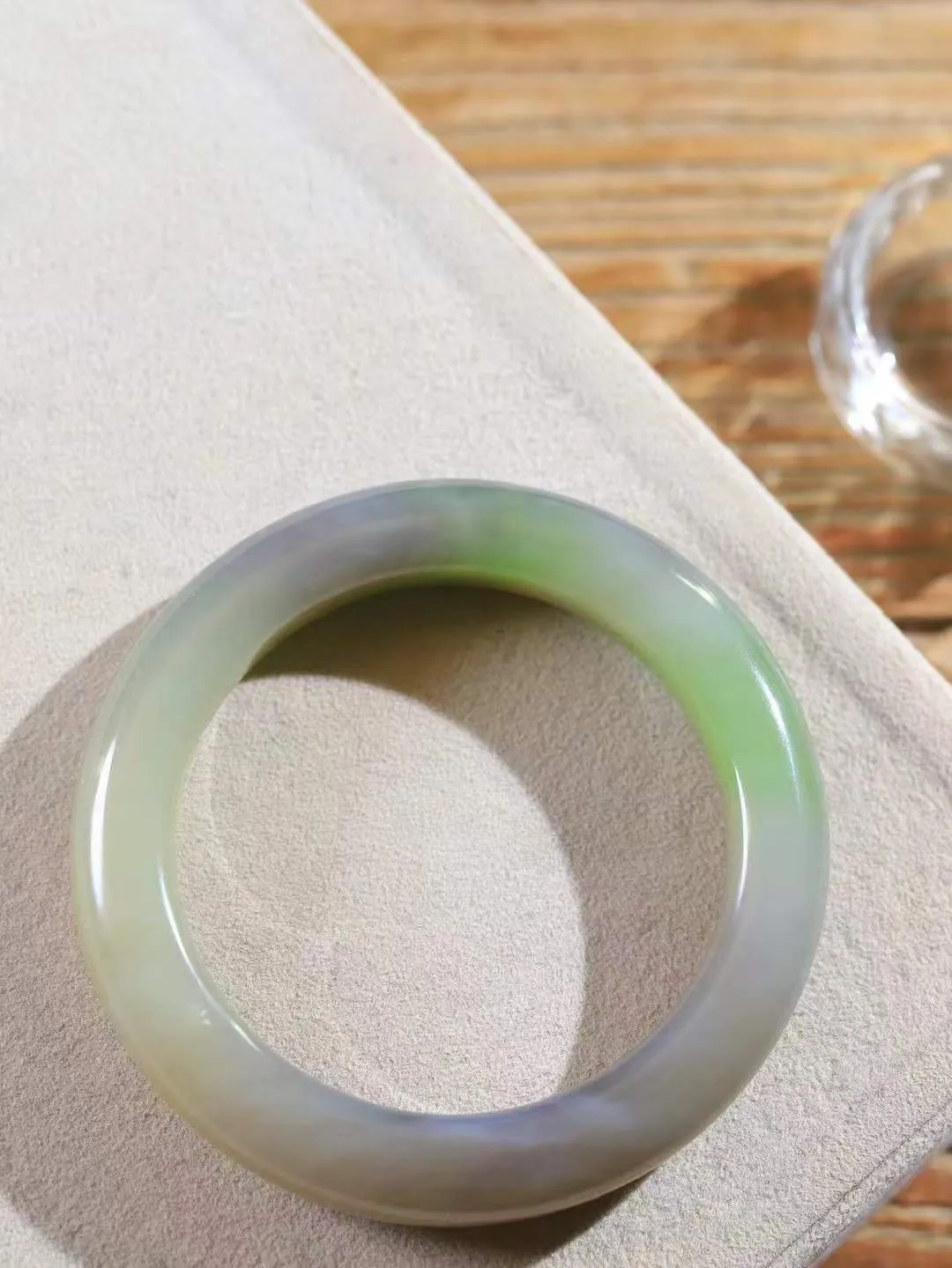 （温柔雅致.手镯）

精品️和田玉三色手镯。镯型饱满，温润细腻，脂润沁香。️执一卷书，沏一盏茶，着一袭裙，戴一只镯。淡淡浅笺，素心若兰，静赏玉中诗画。悠悠岁月，芊手轻摘，盛满诗样芳华。重68.21克   尺寸56.8-11.7-10.8mm    FDL-661201033