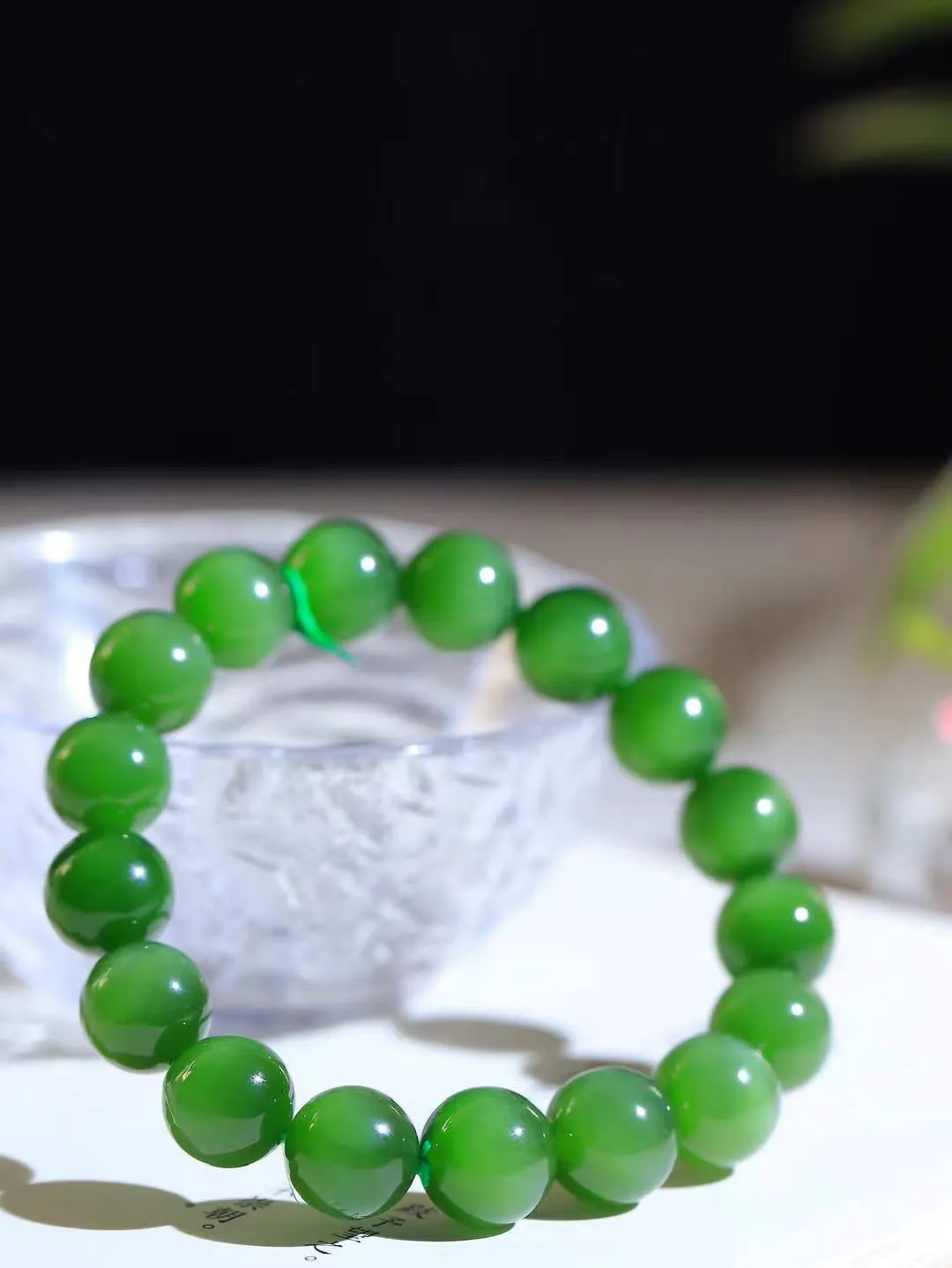 【珠圆玉润.手串】

收藏级和田玉碧玉猫眼珠圆玉润手串 玉质温润细腻  整串打磨圆润，佩戴舒适。珠珠落玉盘，间关莺语花底滑，一生美好时光，无论身在何处，都有它相伴相守。事事顺遂，幸福美满，吉祥如意。重47.7克 尺寸取一12mm  FDA-221251933