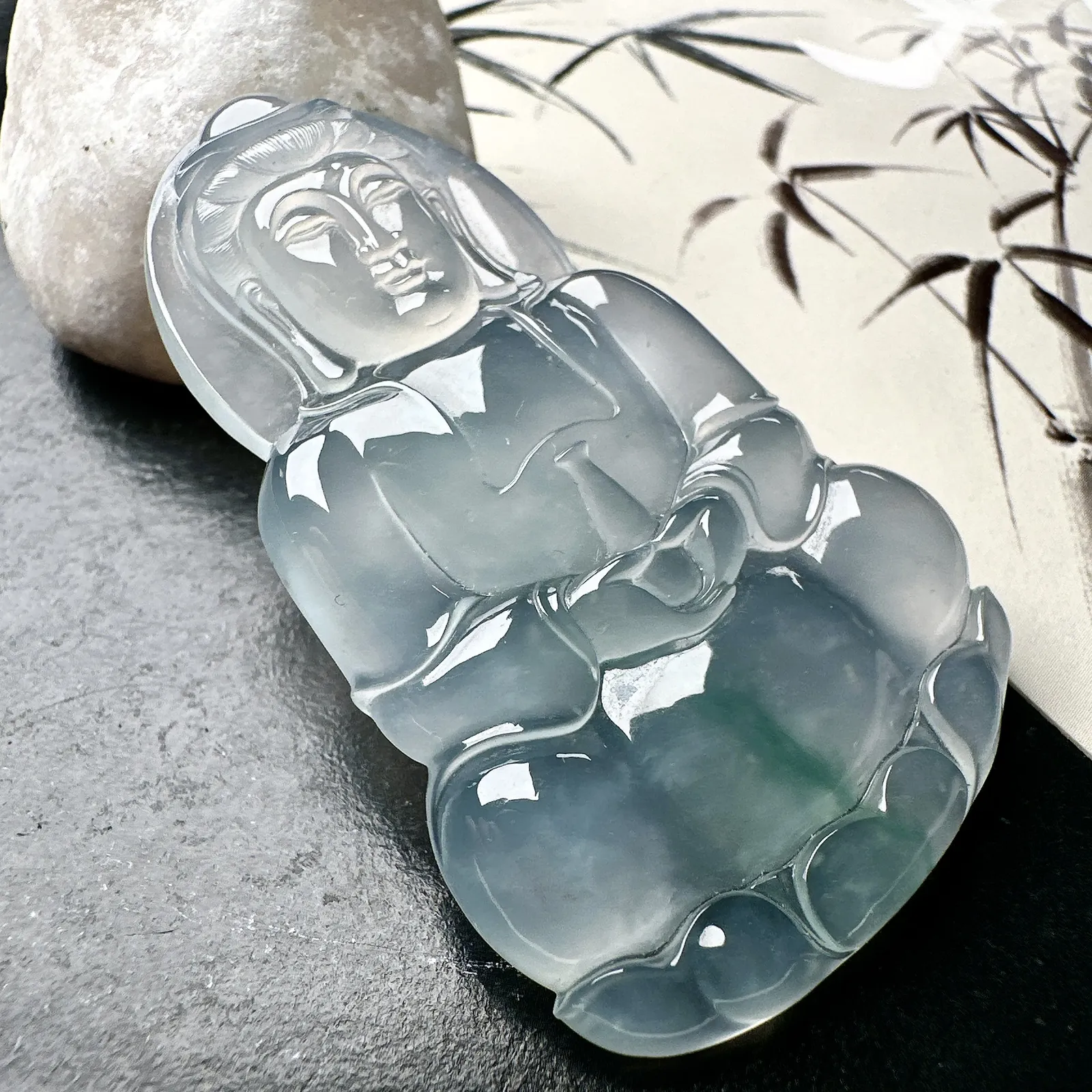 【冰种飘花正装观音吊坠】质地细腻，通透度上佳，冰感十足，适合佩戴，收藏品质