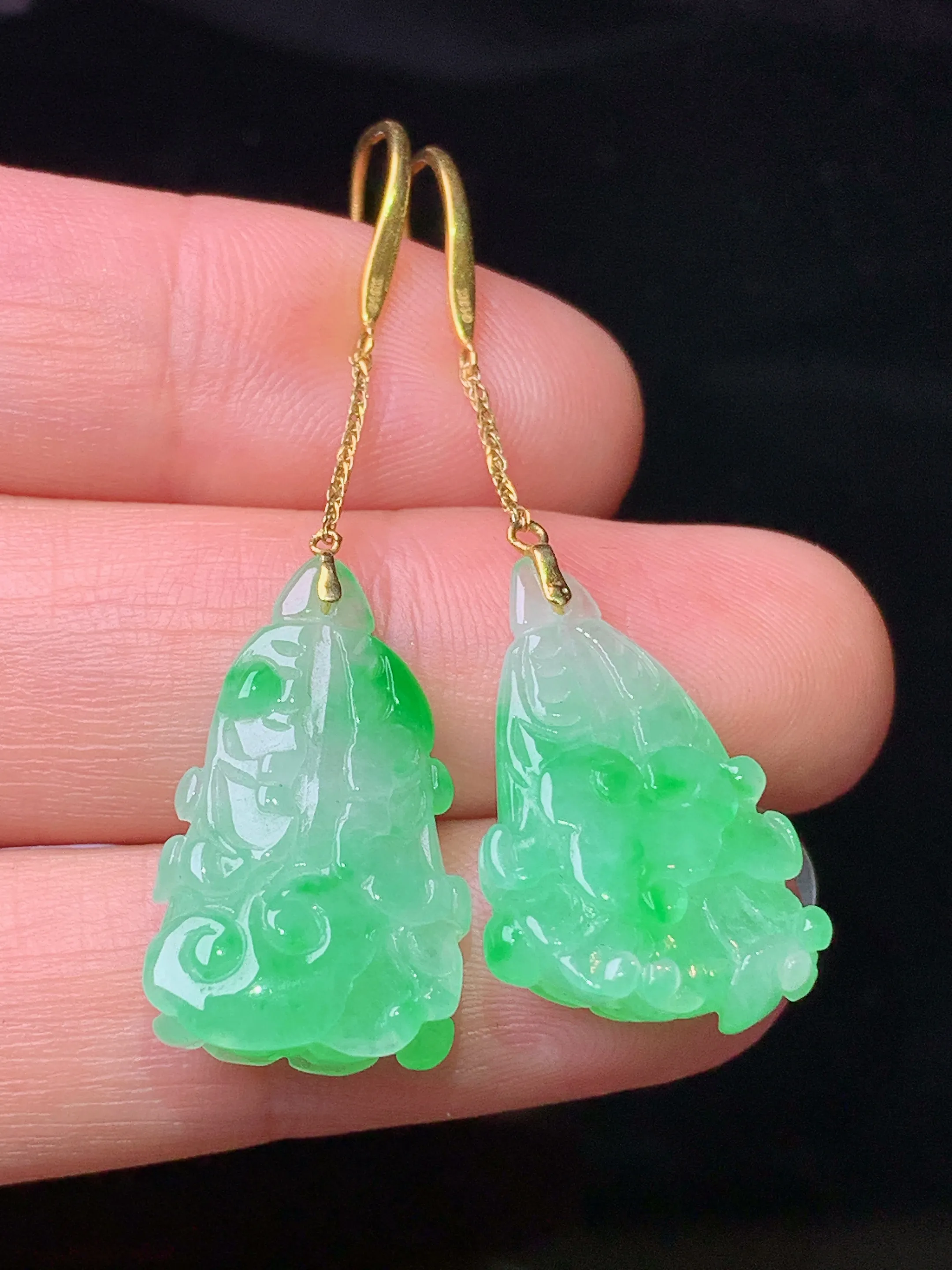 18k金镶嵌翠绿白菜耳坠 玉质细腻 色泽清新艳丽 整体尺寸45.7*14.5*7.5