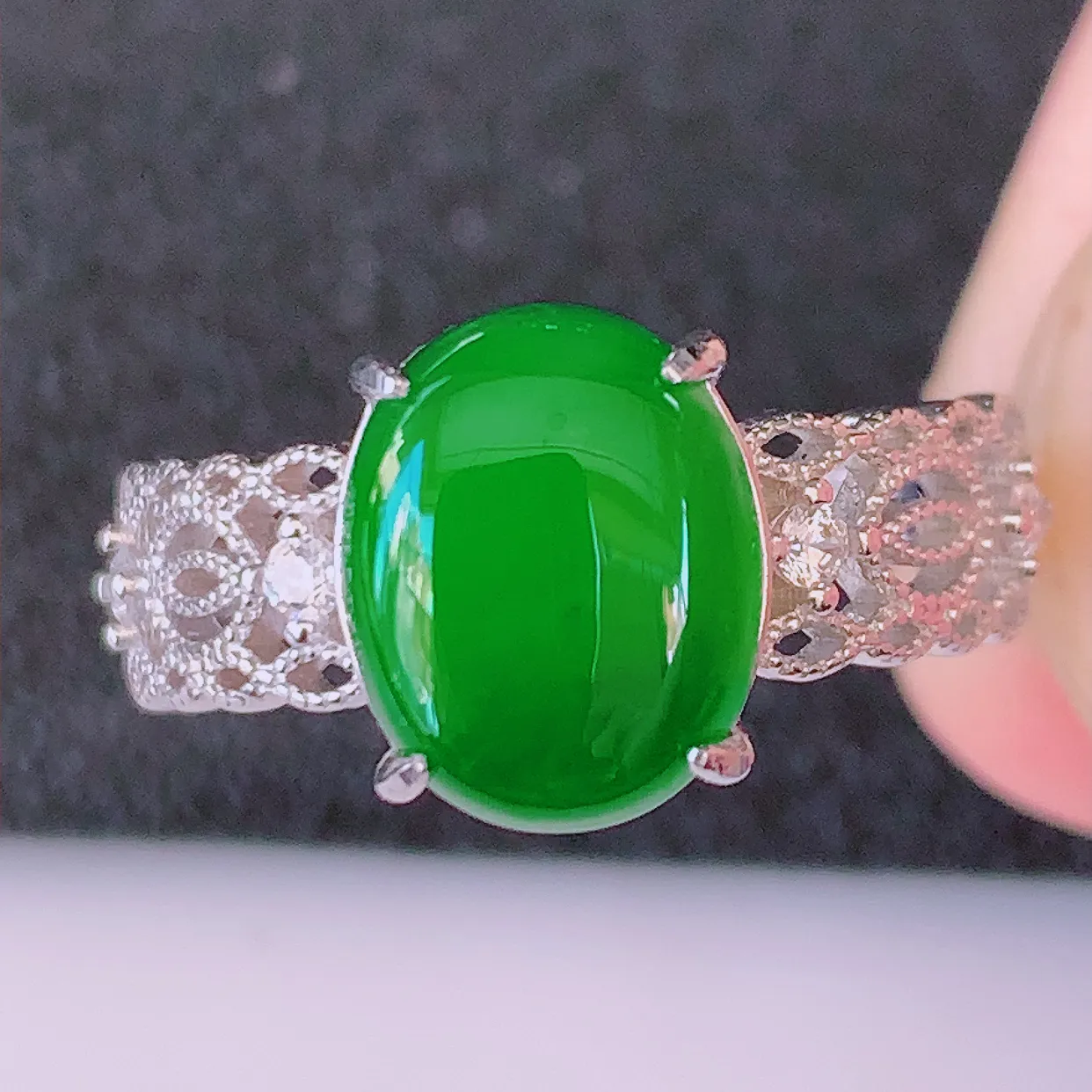 冰透满绿翡翠925银镶嵌戒指，自然光实拍，翠色灵动，颜色漂亮，种老水足，品相佳，佩戴佳品！#97.16（圈口可调大小）整体22.5-17.2-5 裸石10*7.5