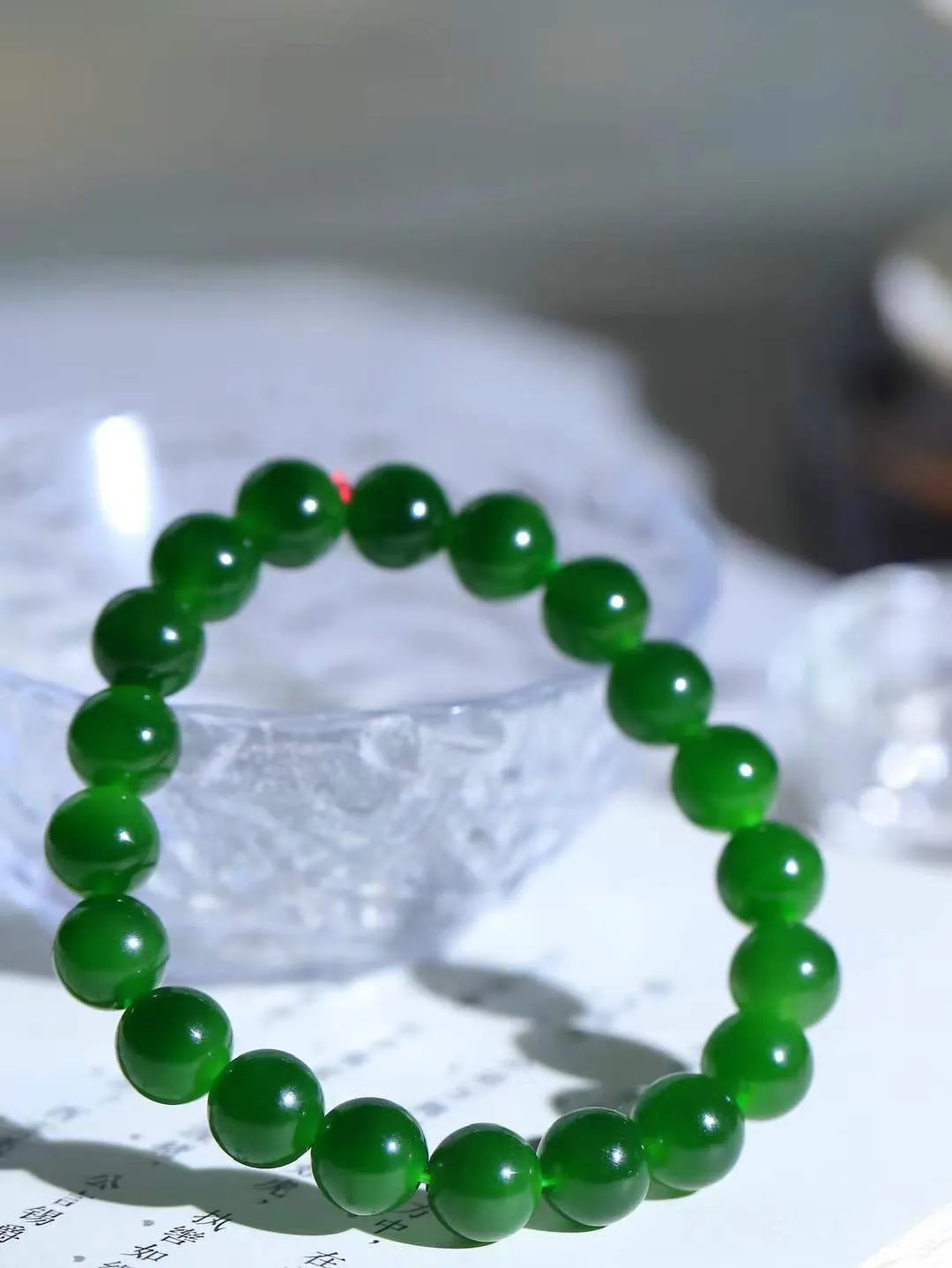 【珠圆玉润.手串】

精品和田玉碧玉珠圆玉润手串 玉质温润细腻  整串打磨圆润，佩戴舒适。珠珠落玉盘，间关莺语花底滑，一生美好时光，无论身在何处，都有它相伴相守。事事顺遂，幸福美满，吉祥如意。重31克 尺寸取一10mm  FDA-221252033