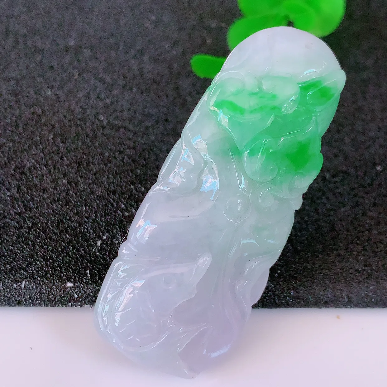 自然光实拍，冰润飘绿翡翠荷叶鱼、和和美美玉坠，财源广进，自然隐逸、 荷本是素不着尘之物，有和美之寓意