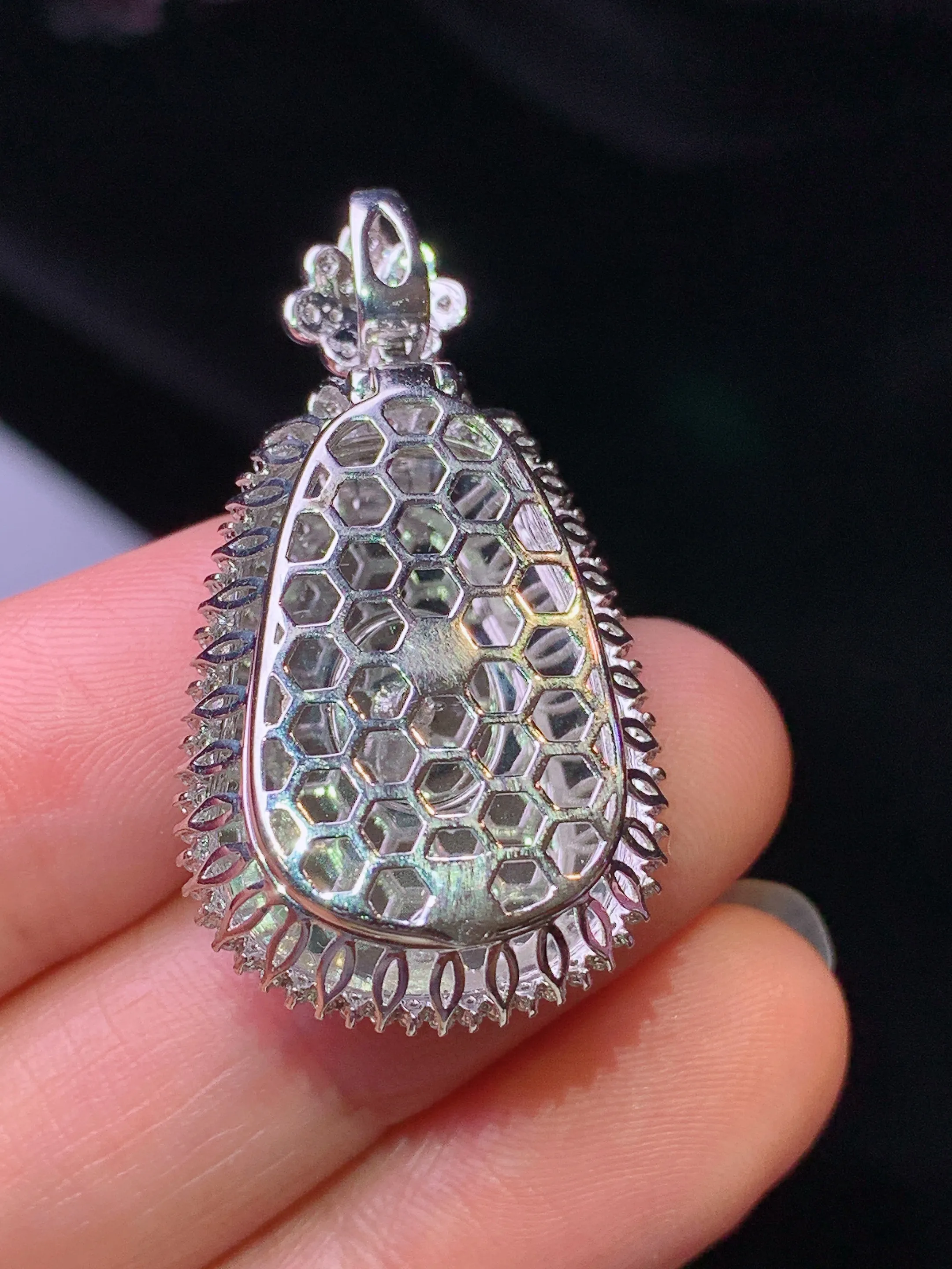 18k金钻镶嵌翠绿如意吊坠 玉质细腻 色泽清新艳丽 整体尺寸35.6*19.5*9.2