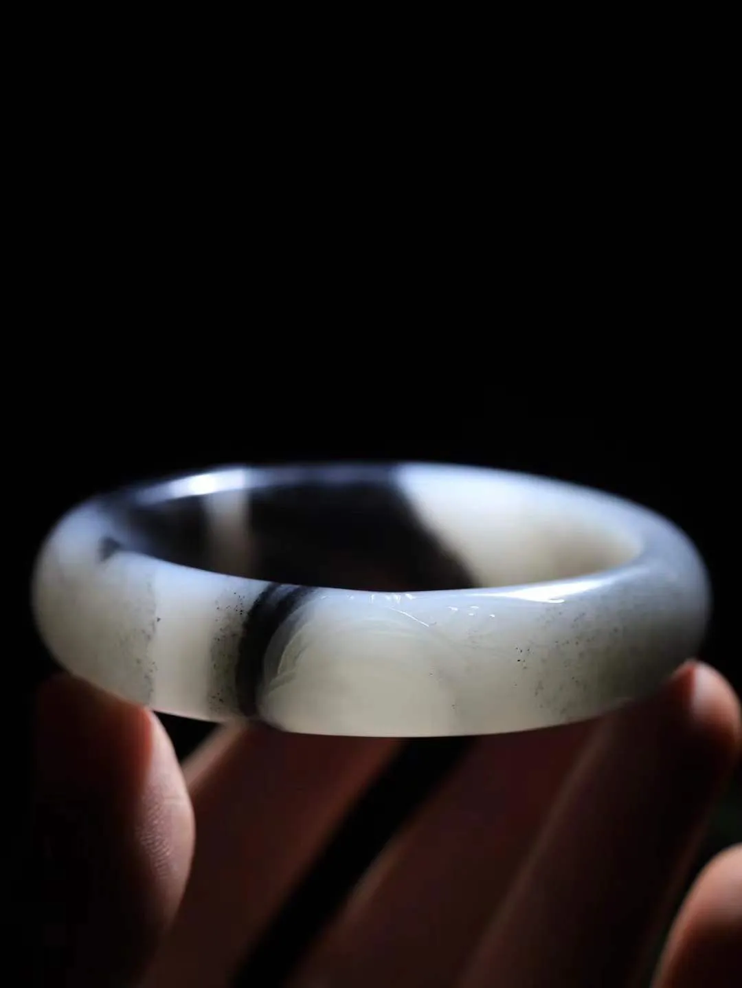 （蕙质兰心.手镯）

收藏传家级臻品新疆和田青花籽料兰花手镯 质地莹润细腻 色泽油润 干净水灵～兰花，不以惊艳娆人，不以花香诱人，只以朴实的姿态，在平淡中给生活添加了无数的温馨
重66克   尺寸56-15.2-9.1mm    fDA-361232084