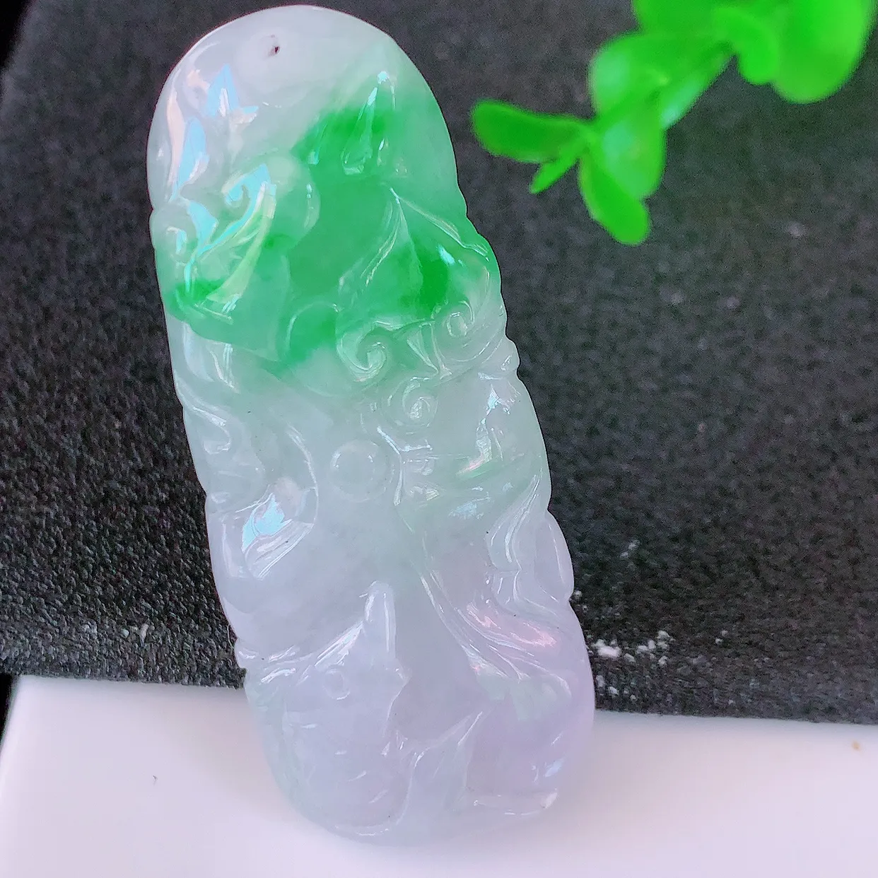 自然光实拍，冰润飘绿翡翠荷叶鱼、和和美美玉坠，财源广进，自然隐逸、 荷本是素不着尘之物，有和美之寓意。#46.16