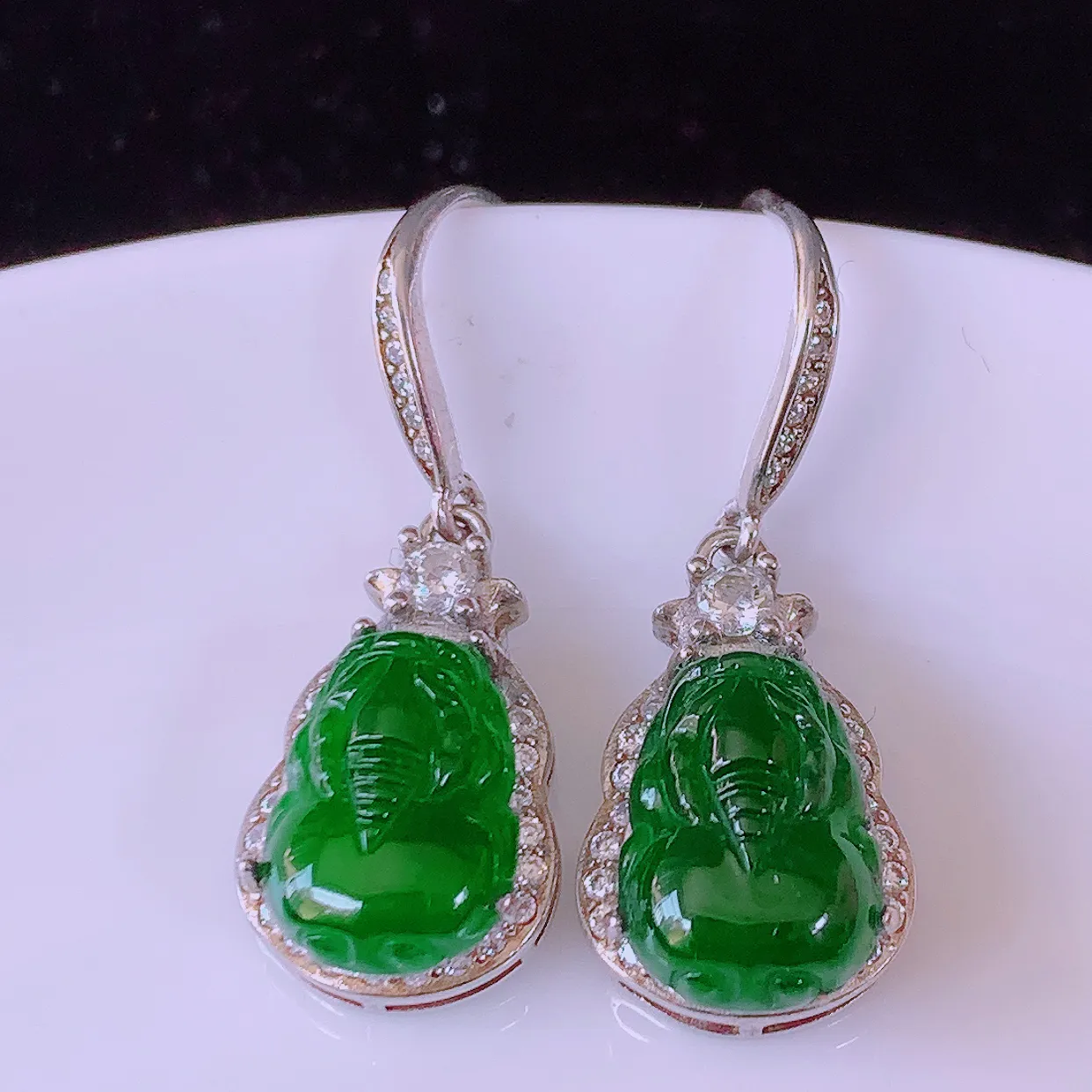 冰透满绿翡翠925银镶嵌貔貅耳坠，自然光实拍，翠色灵动，颜色漂亮，种老水足，品相佳，佩戴佳品！#97.18整体28.8*11-6.5裸石11-8.8