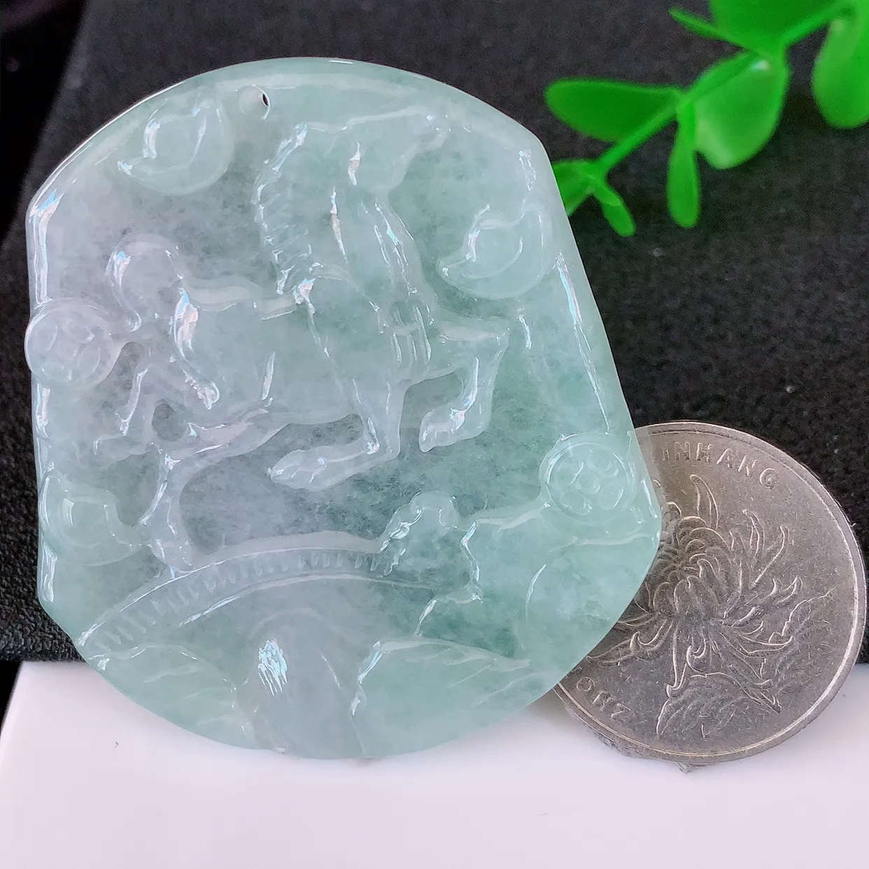 自然光实拍，冰种飘花翡翠生肖马牌吊坠，种老水足，雕工精湛 ，寓意美好， 佩戴时尚出众！#57.16