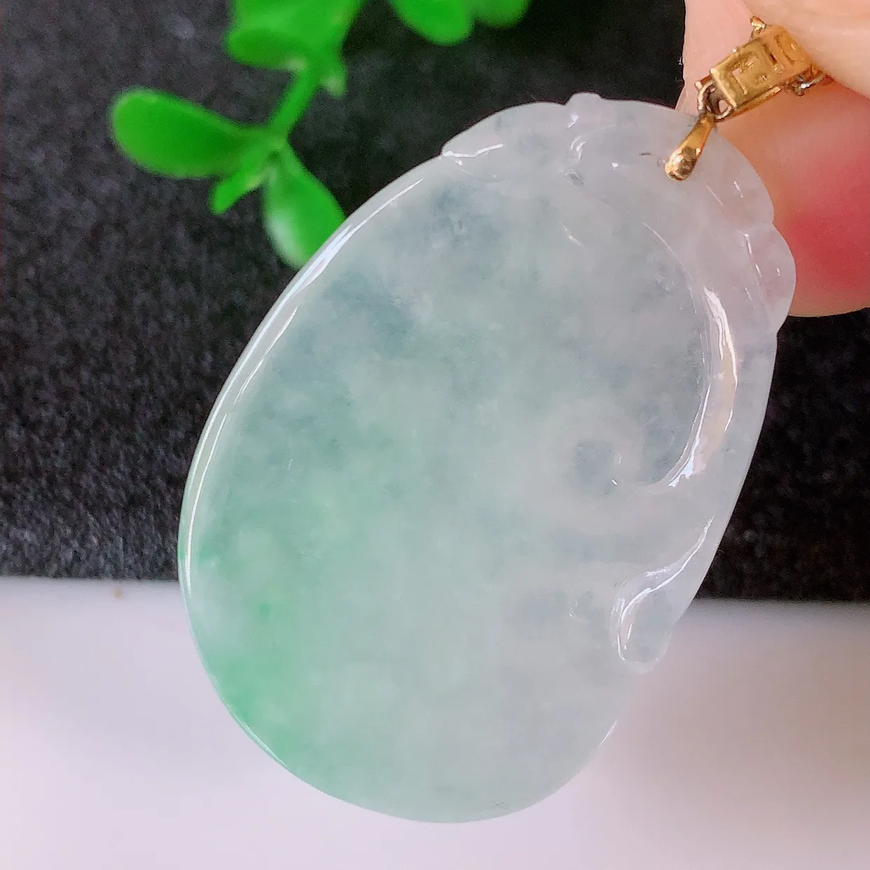 18k金镶嵌冰种飘绿翡翠如意吊坠，款式新颖时尚，日常百搭的款。清秀高雅，佩戴优雅高贵！#41.18整体39裸石34.5*22.5*5