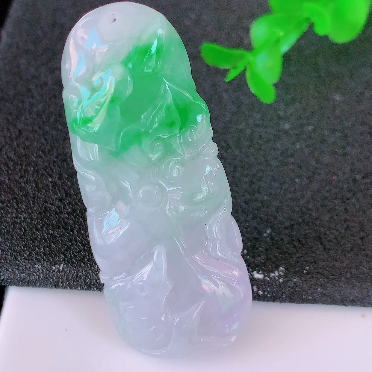 自然光实拍，冰润飘绿翡翠荷叶鱼、和和美美玉坠，财源广进，自然隐逸、 荷本是素不着尘之物，有和美之寓意。#46.16