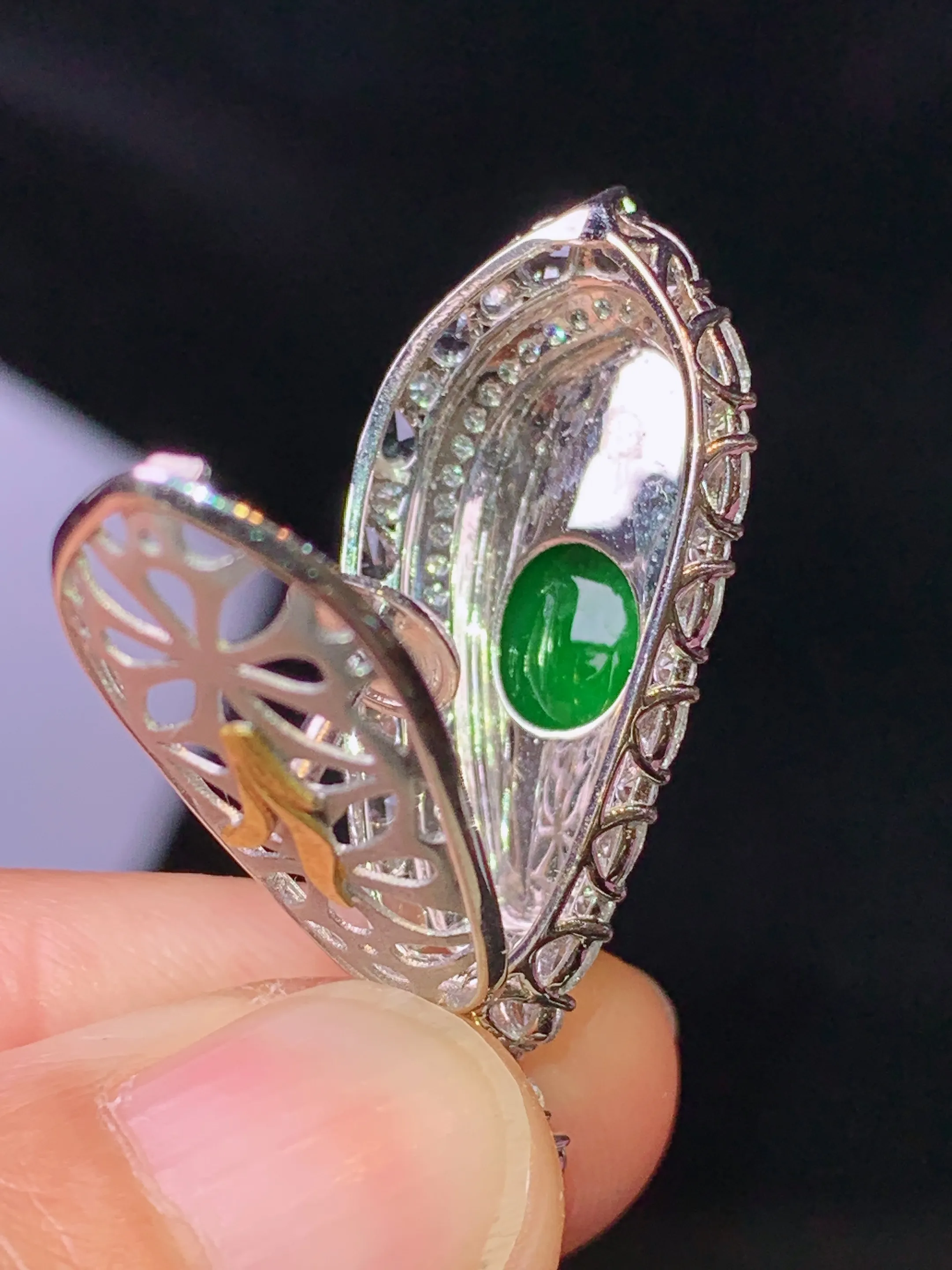 18k金钻镶嵌满绿四季豆吊坠 玉质细腻 色泽清新艳丽 整体尺寸36.5*14.8*10.2