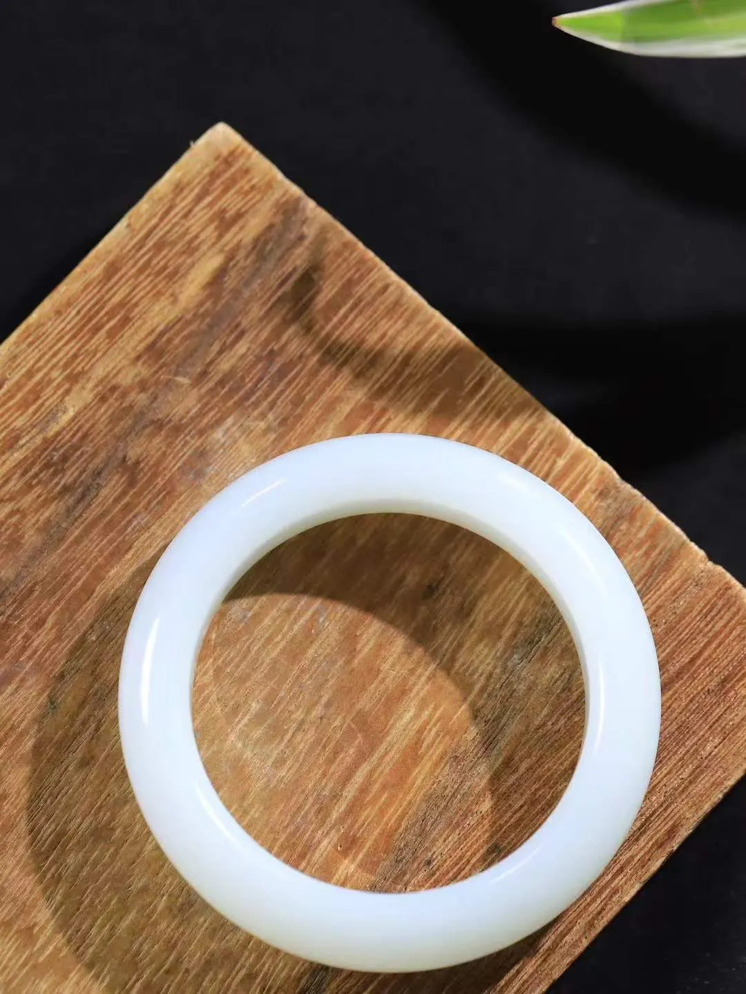 【一见钟情·手镯】

精品和田玉白玉手镯。镯型饱满，温润细腻，脂润沁香。️执一卷书，沏一盏茶，着一袭裙，戴一只镯。淡淡浅笺，素心若兰，静赏玉中诗画。悠悠岁月，芊手轻摘，盛满诗样芳华。重89.6克   内径圈口56.5mm 尺寸16.7-10.5mm  FDA-111251033